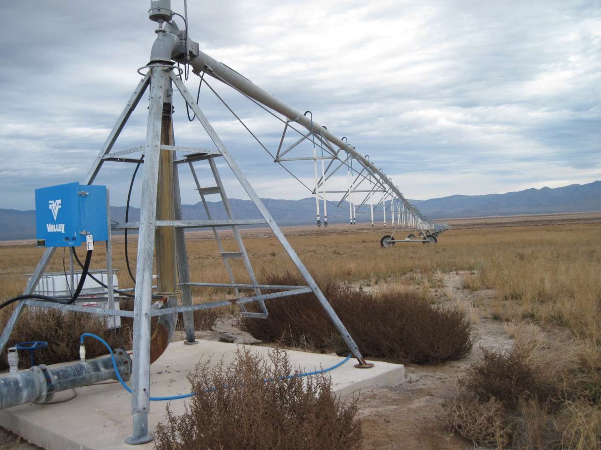 2014 Valley Sprinklers 8000 Series Center Irrigation Pivot 1/4 mile, (Kingman Farms Pivot 16) S/N - Image 2 of 2