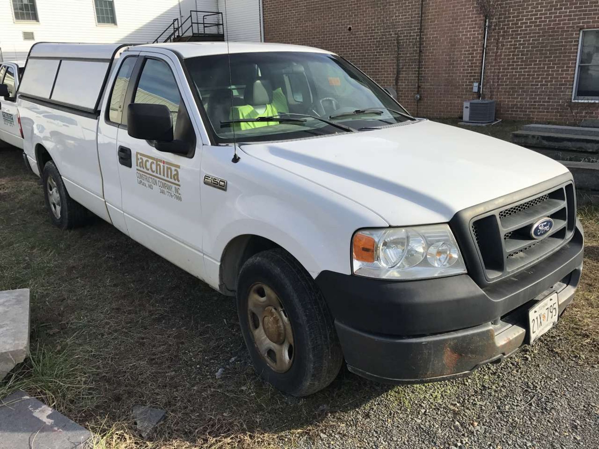 2005 Ford F-150 XL Pickup Truck 4X4, Regular 2-Door Cab, 4.2L, V8, 8' Bed, Leer Hard Top Bed - Image 2 of 6