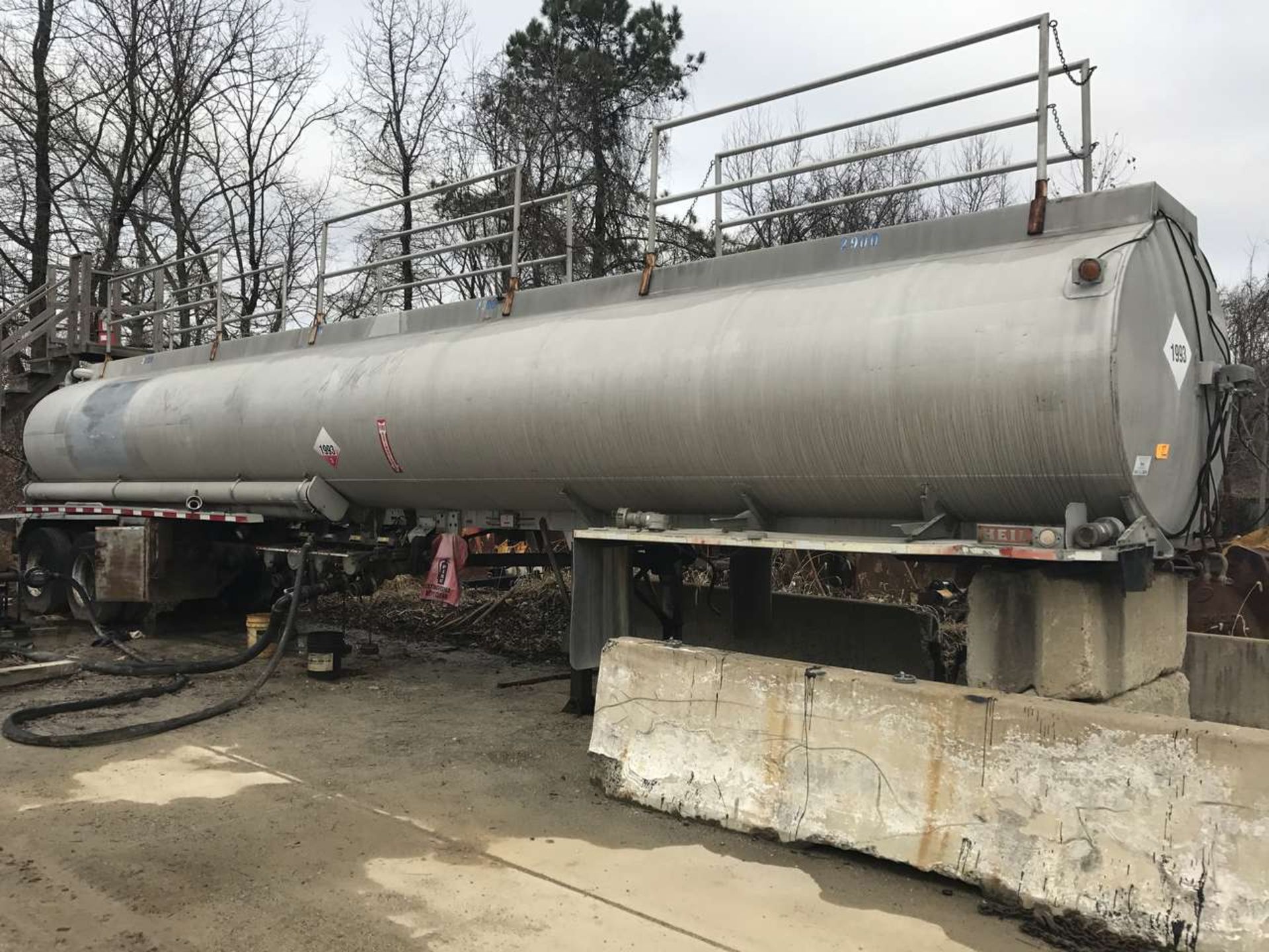 1975 Heil 10,000-Gallon Tanker Trailer Dual Axle, Gorman Rupp Pump, 4 Nozzle Hookup Station ***