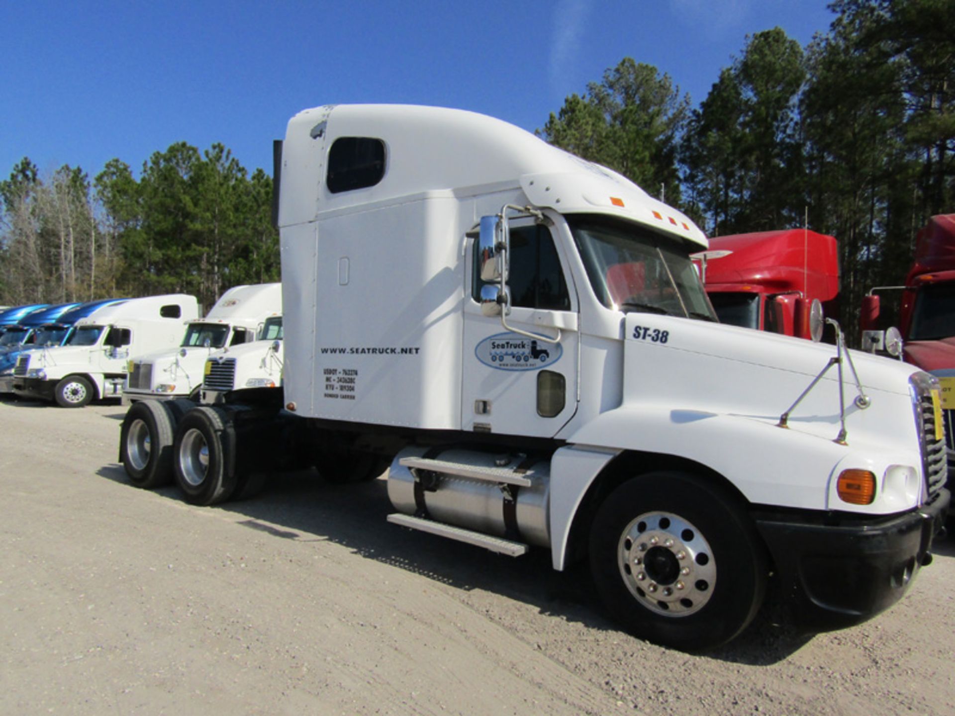 2007 Freightliner Century Classic S/T Tractor w/sleeper Vin# 1FUJBBCK17LW48410 Mileage 900455 EQ# - Image 2 of 3