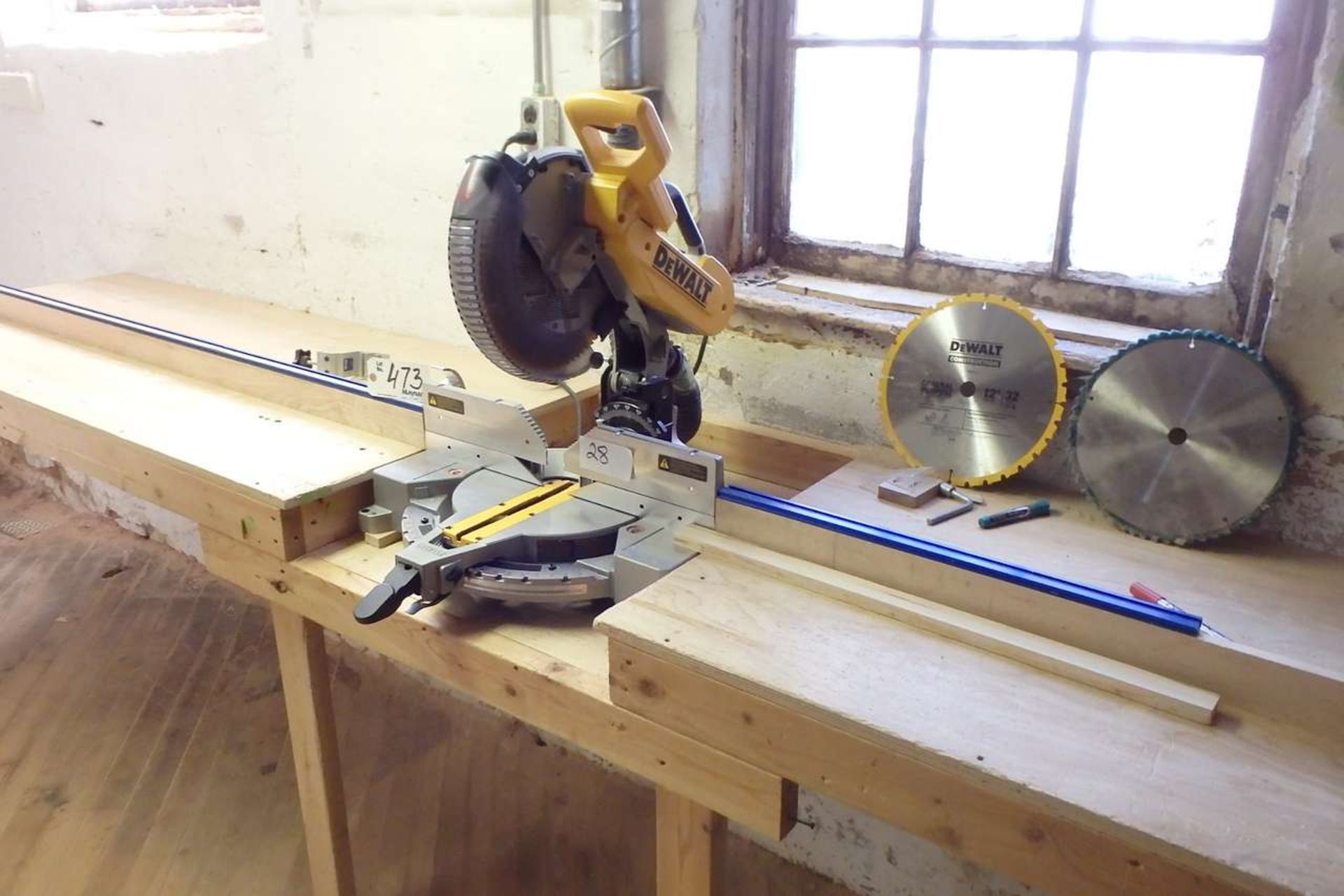 Dewalt DW716 12" Dual Bevel Sliding Compound Mitre Saw