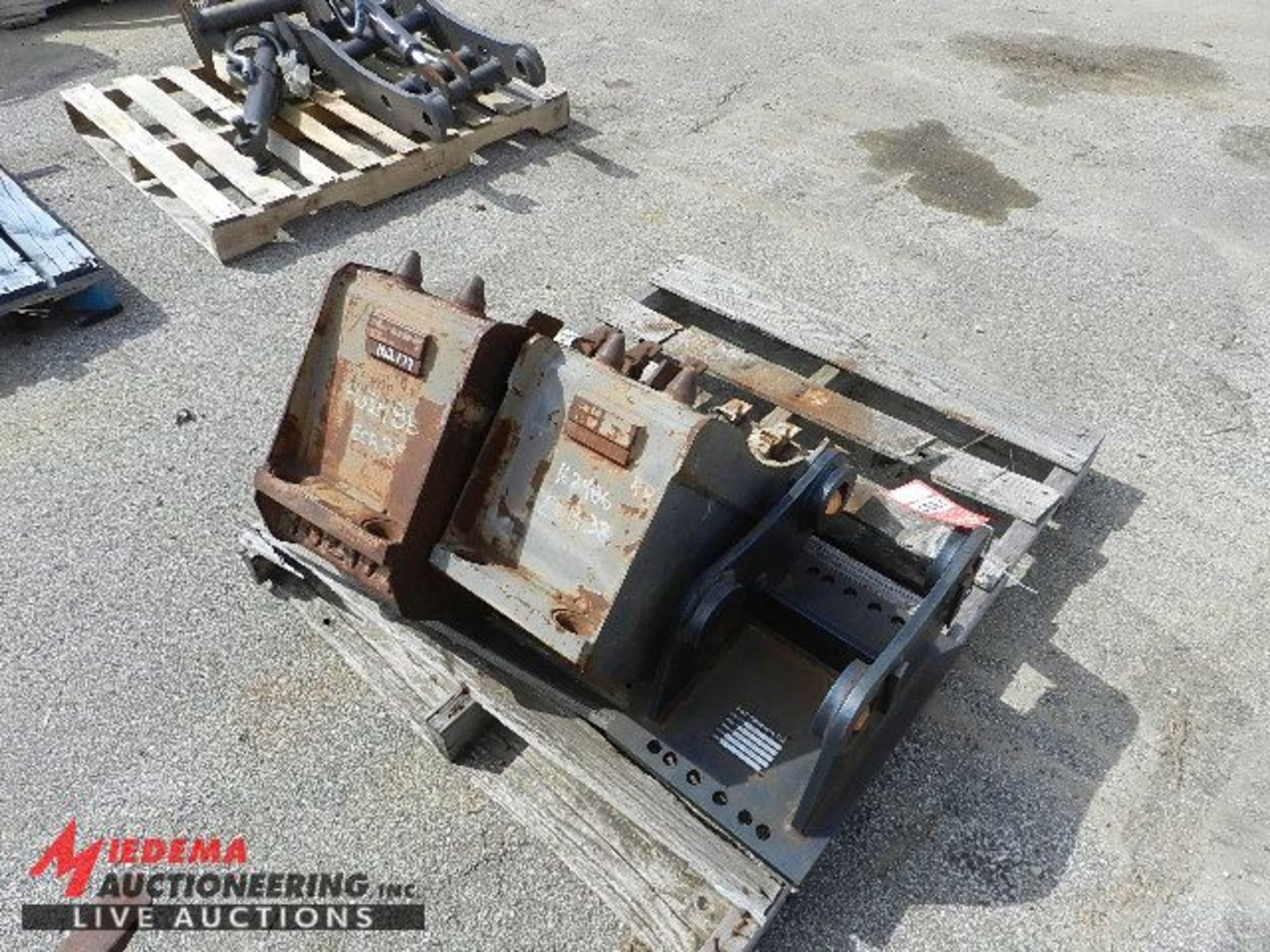 (2) ASSORTED BUCKETS (UNIT #26486162486) AND (1) D & B VOLVO ECR 88 ATTACHMENT PLATE - Image 3 of 3
