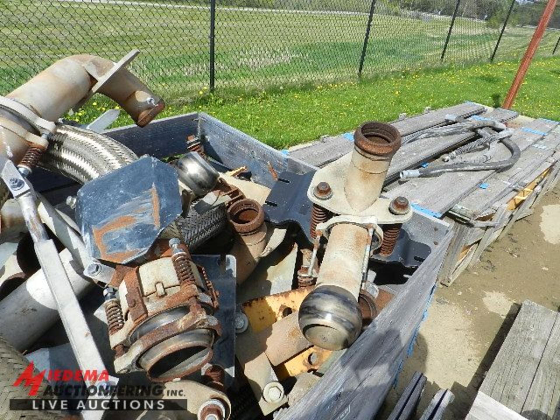 LARGE LOT OF ASSORTED HEAT EXCHANGE PIPE AND TUBES - Image 3 of 3