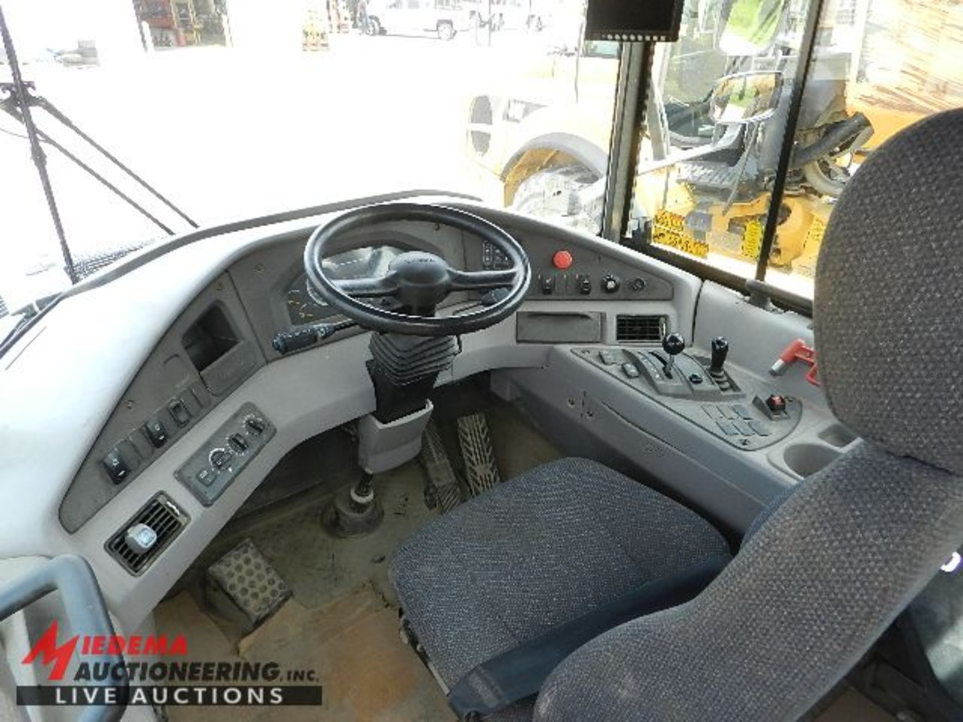 2012 VOLVO A40F ARTICULATED OFF ROAD DUMP TRUCK, 2,286 HOURS SHOWING, WITH TAILGATE, HEATED BOX, - Image 6 of 18