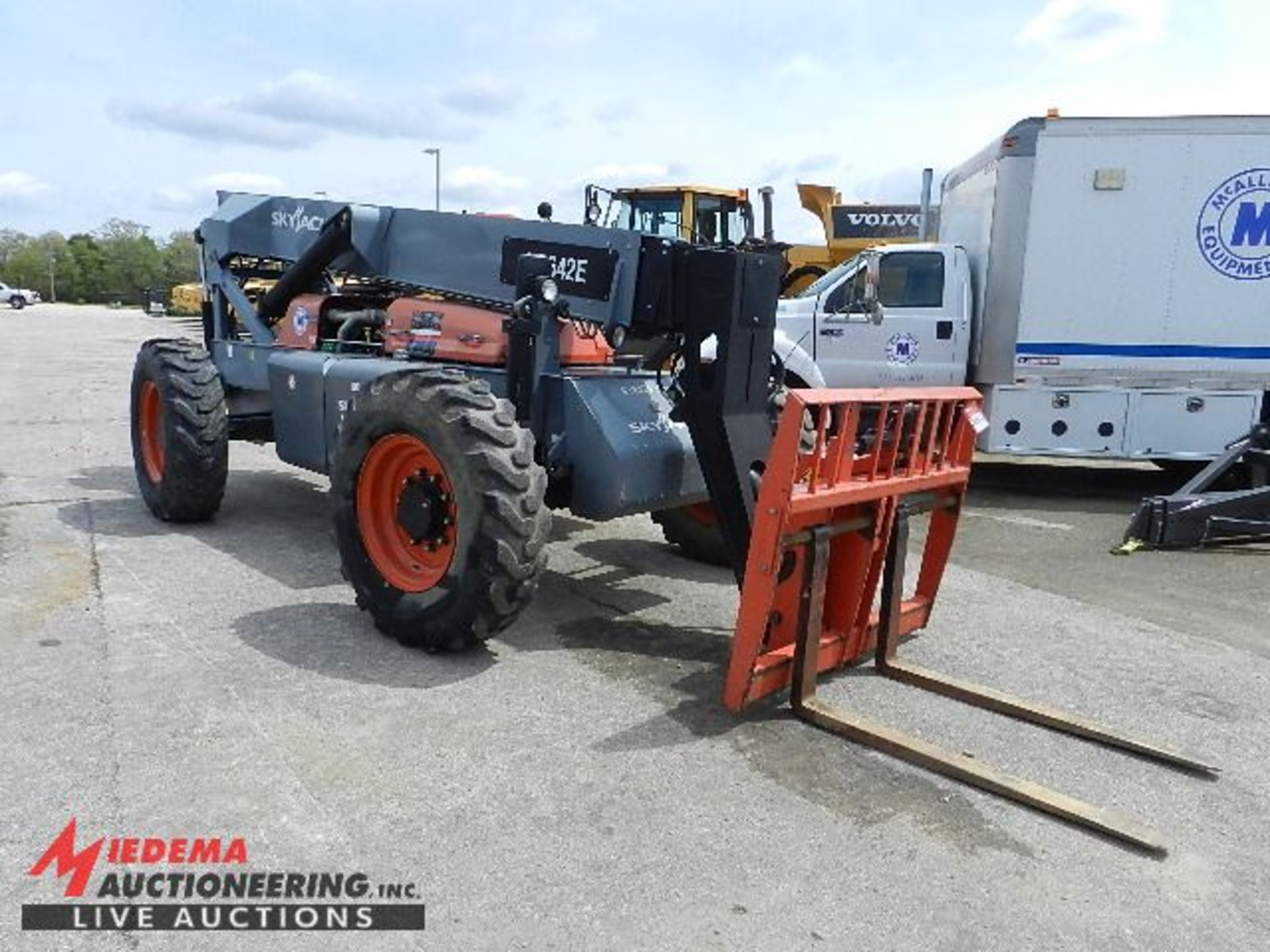 2014 SKYJACK VR-642E EXTENDED BOOM OFF TERRAIN FORKLIFT, 485 HOURS SHOWING, 6000 LB CAPACITY, 42' - Image 4 of 12