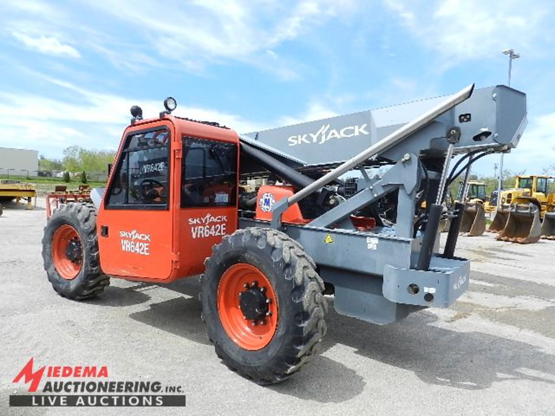 2014 SKYJACK VR-642E EXTENDED BOOM OFF TERRAIN FORKLIFT, 485 HOURS SHOWING, 6000 LB CAPACITY, 42' - Image 2 of 12