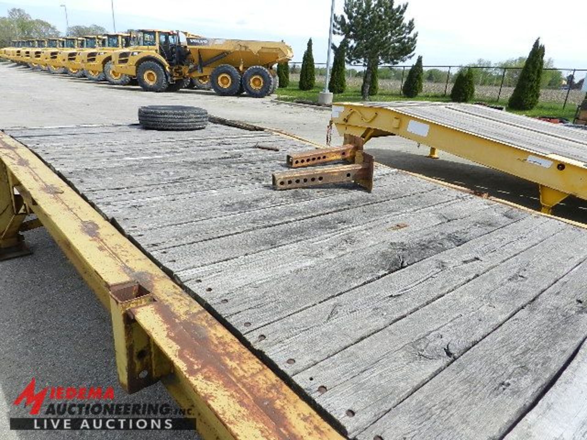 EAGER BEAVER LR20 PORTABLE LOADING DOCK RAMP, 45' LONG, REAR RAMPS, WOOD AND METAL DECK, MANUAL - Image 5 of 7