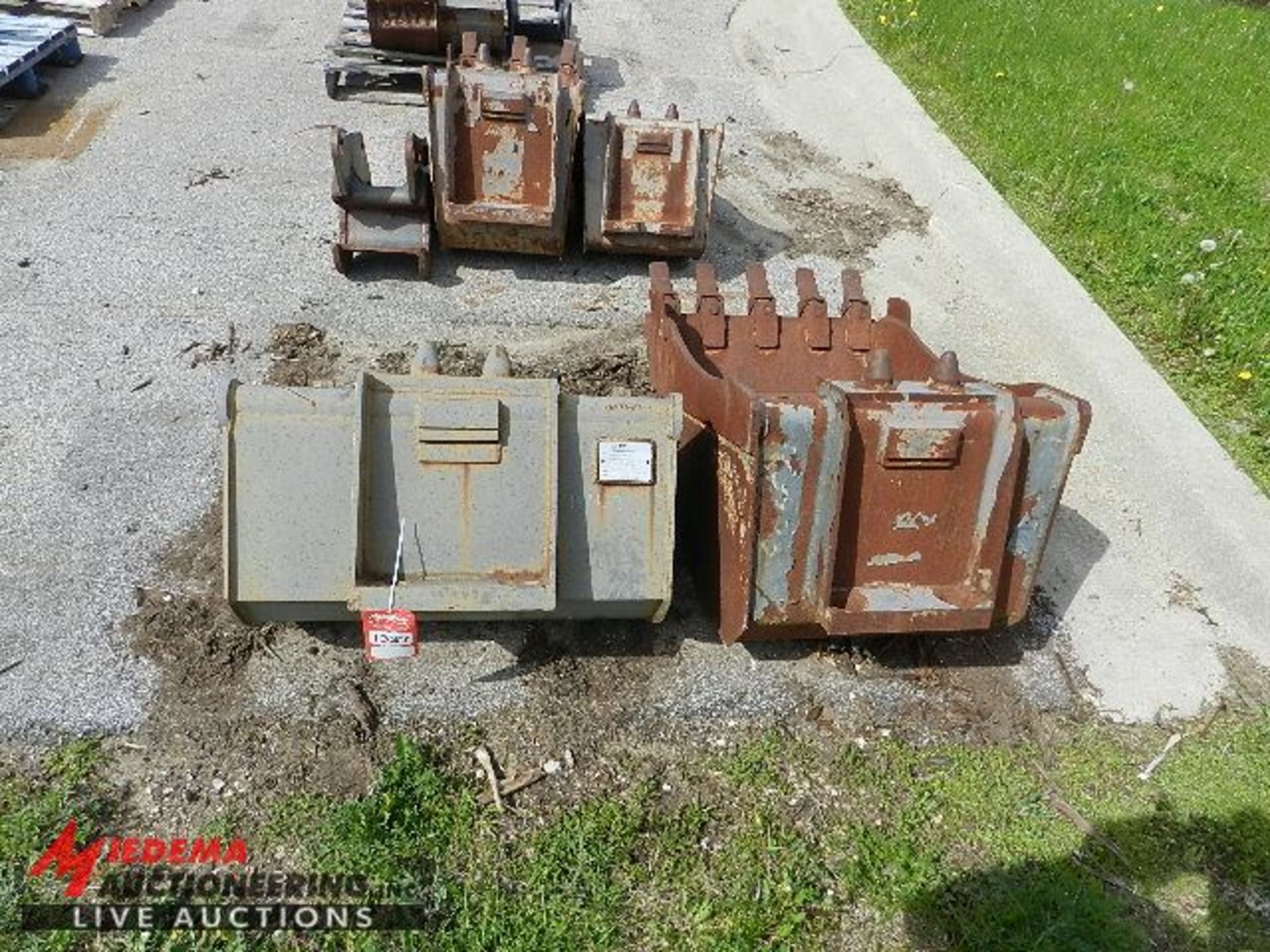(2) ASSORTED BUCKETS (UNIT #26486162486) AND (1) D & B VOLVO ECR 88 ATTACHMENT PLATE - Image 2 of 3