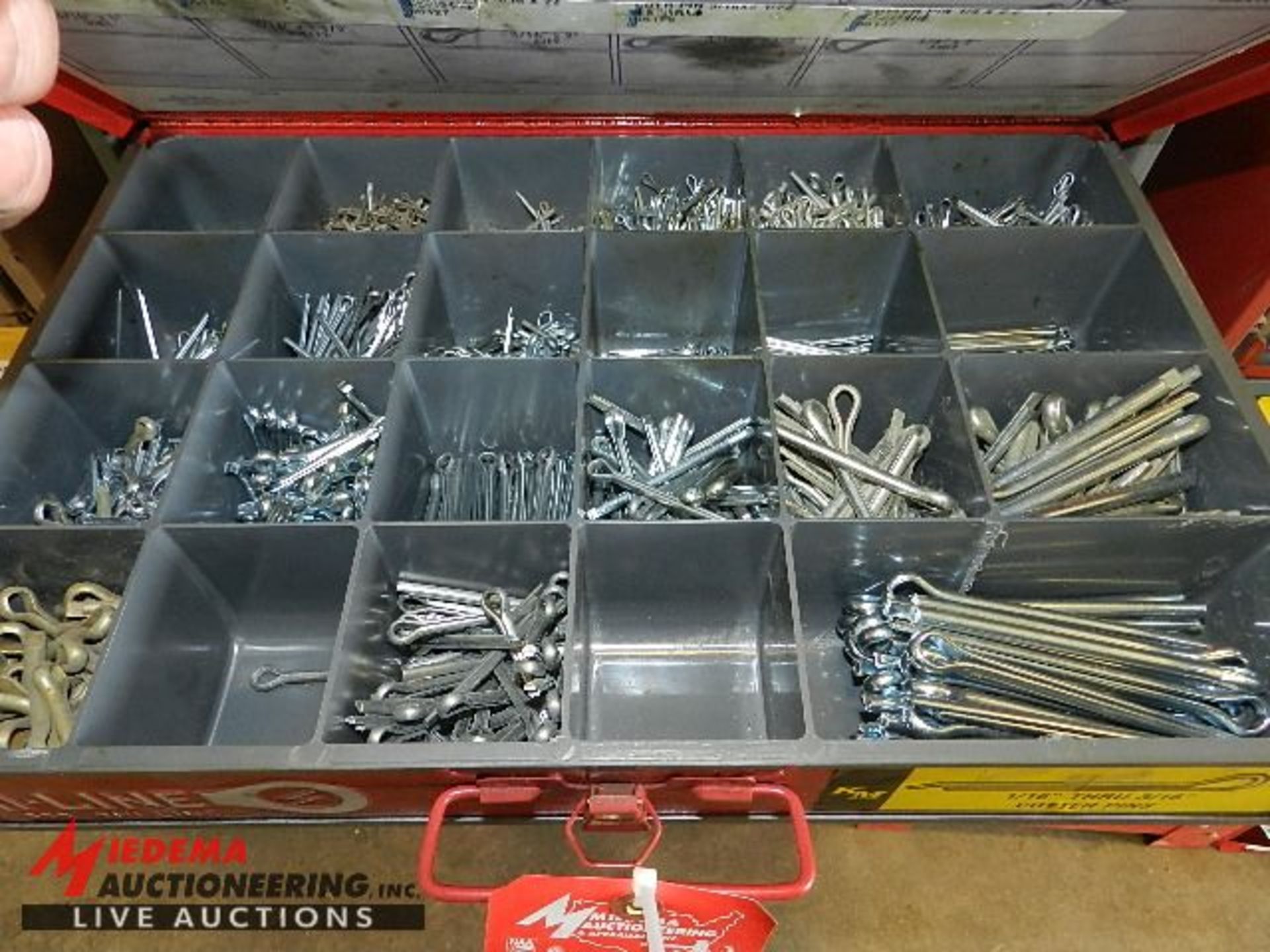 4 DRAWER PARTS BIN ORGANIZERS WITH ASSORTED ITEMS, INCLUDES WING NUTS, COTTER PINS, RIVETS, AIR - Bild 2 aus 4