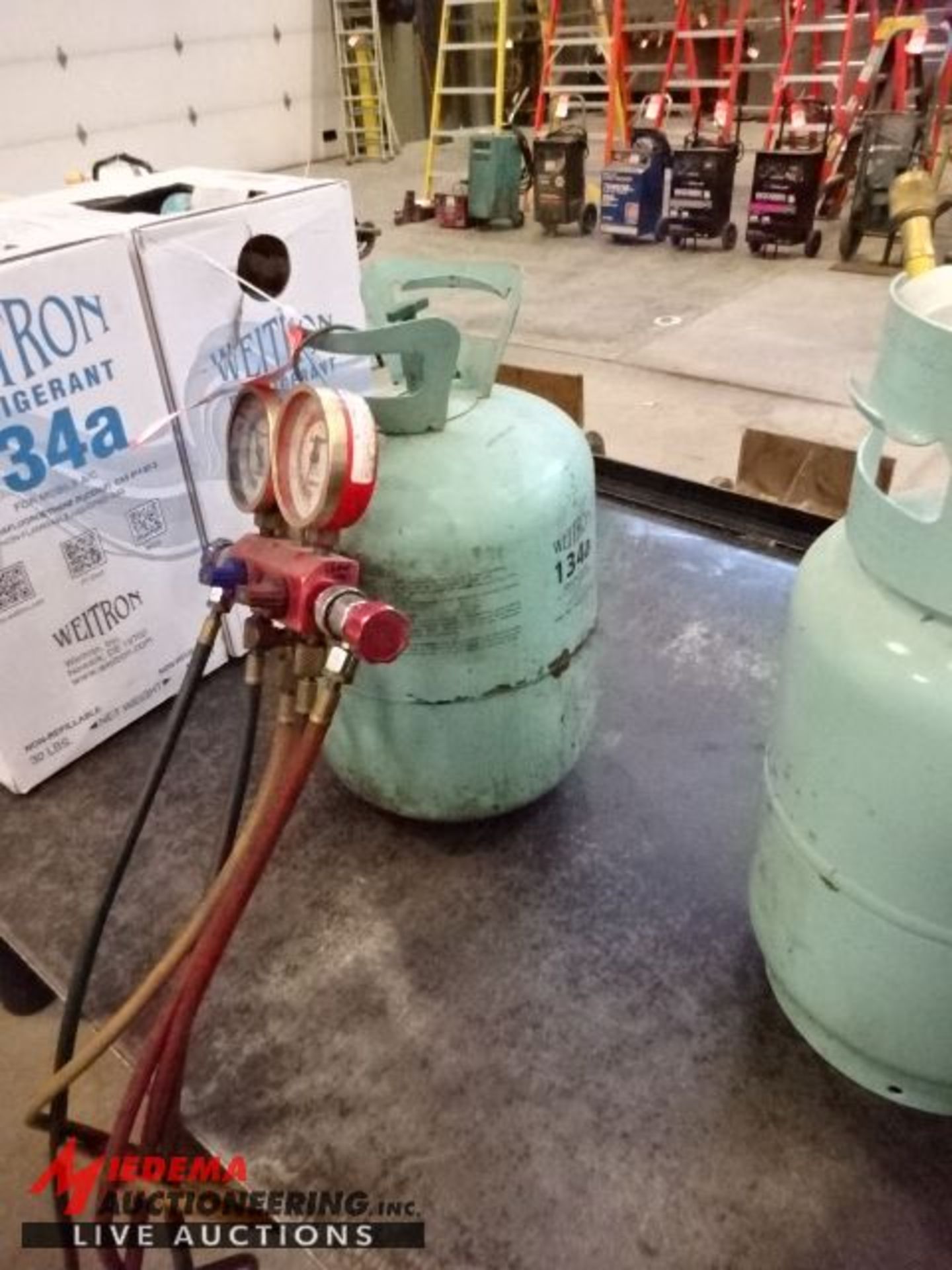 SNAP ON REFRIGERANT PRESSURE GAUGE, INCLUDES (1) TANK OF FREON - Image 2 of 3