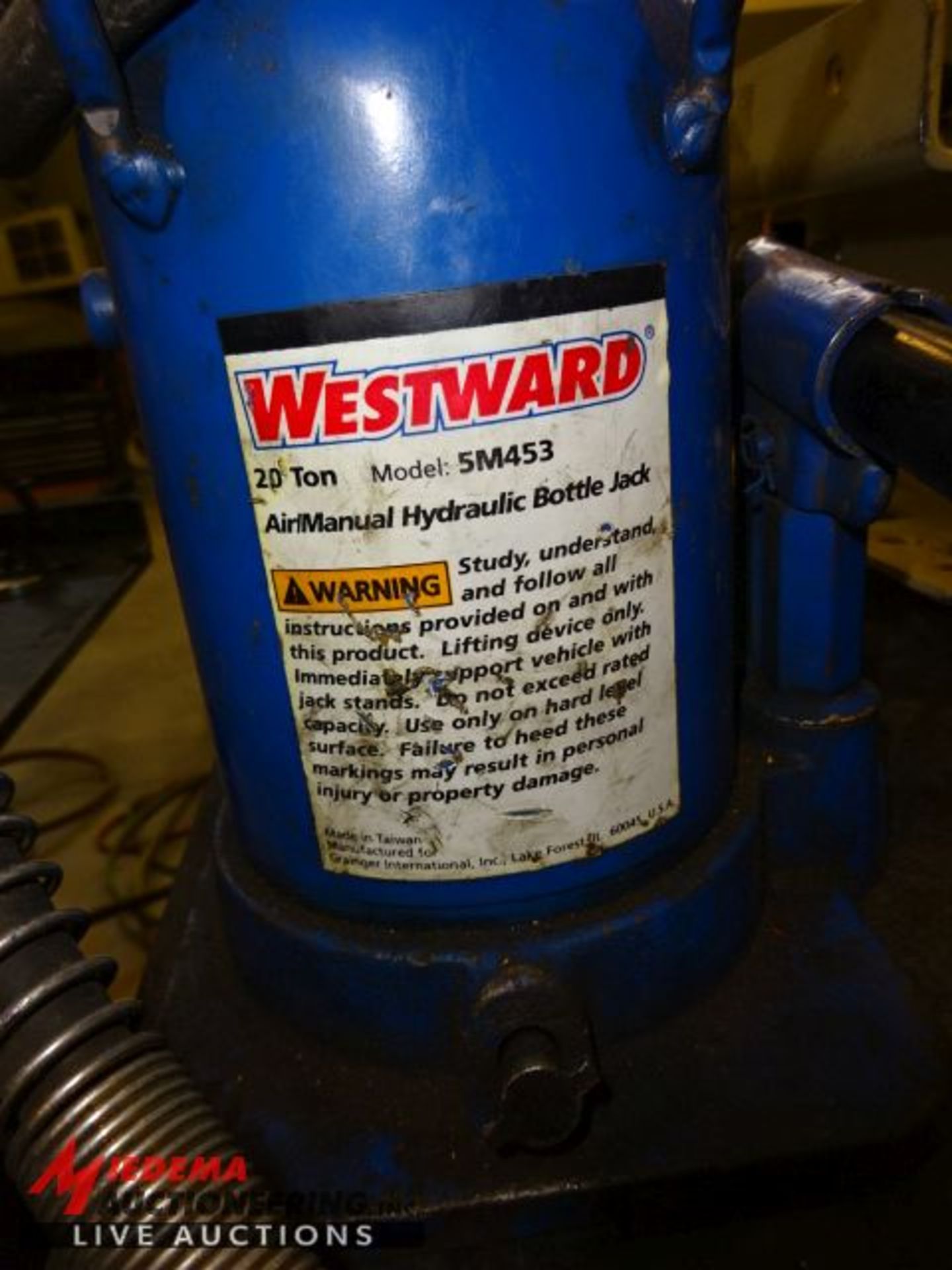 WESTWARD 5M453 20 TON AIR/MANUAL HYDRAULIC BOTTLE JACK - Image 2 of 4