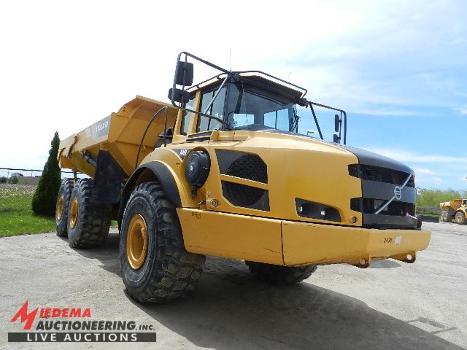 2012 VOLVO A40F ARTICULATED OFF ROAD DUMP TRUCK, 2,286 HOURS SHOWING, WITH TAILGATE, HEATED BOX, - Image 5 of 18