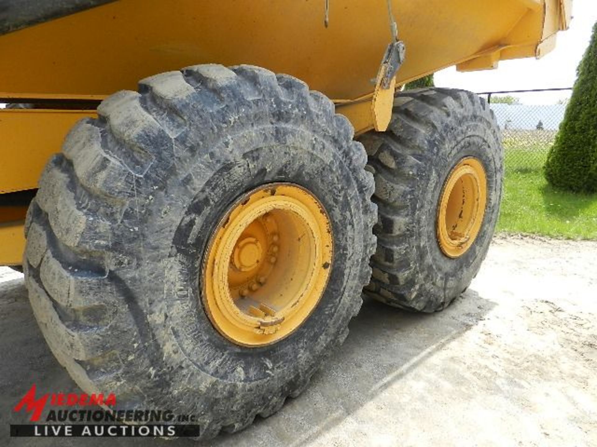 2012 VOLVO A40F ARTICULATED OFF ROAD DUMP TRUCK, 2,286 HOURS SHOWING, WITH TAILGATE, HEATED BOX, - Image 12 of 18