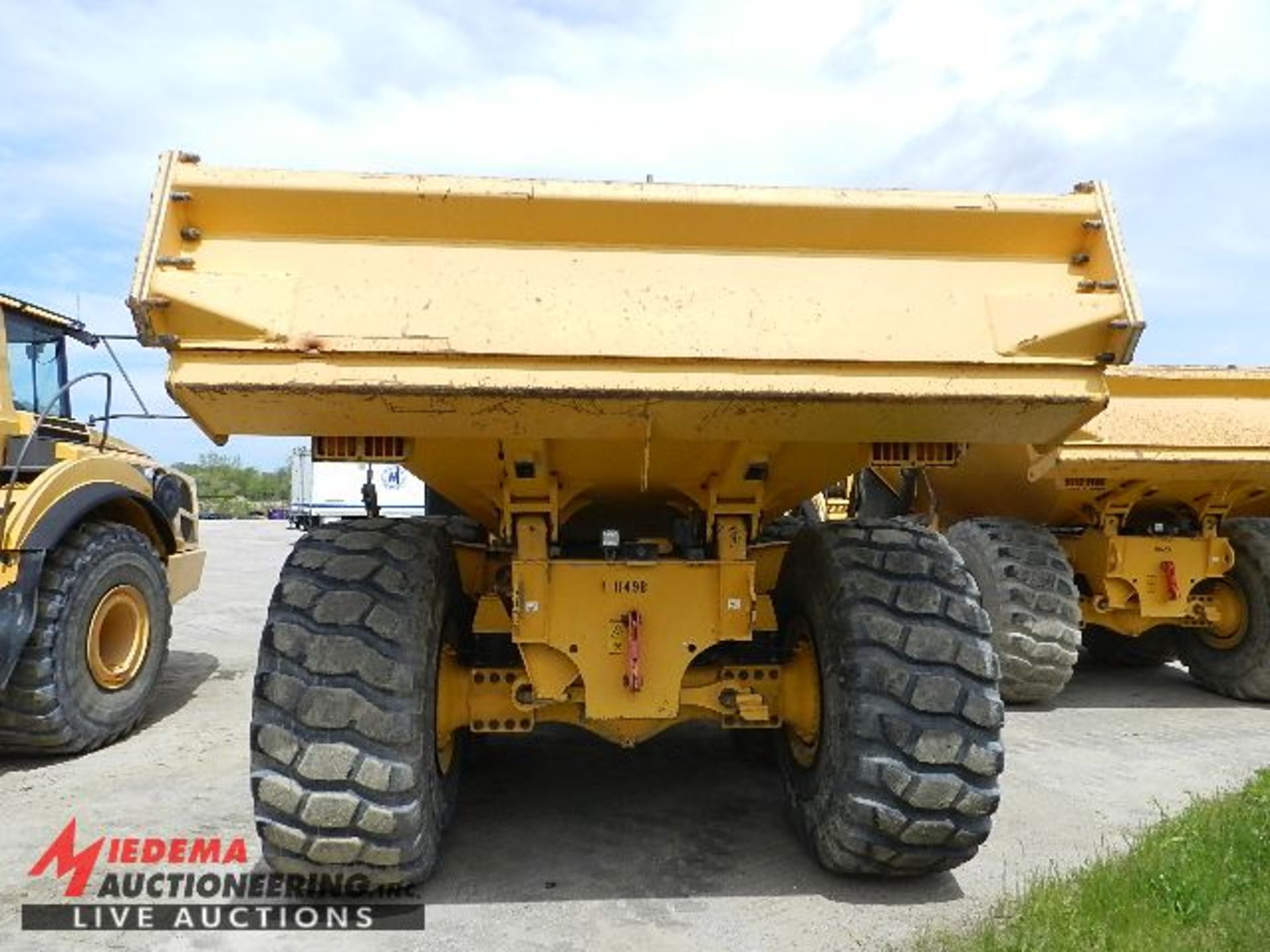 2012 VOLVO A40F ARTICULATED OFF ROAD DUMP TRUCK, 2,286 HOURS SHOWING, WITH TAILGATE, HEATED BOX, - Image 3 of 18