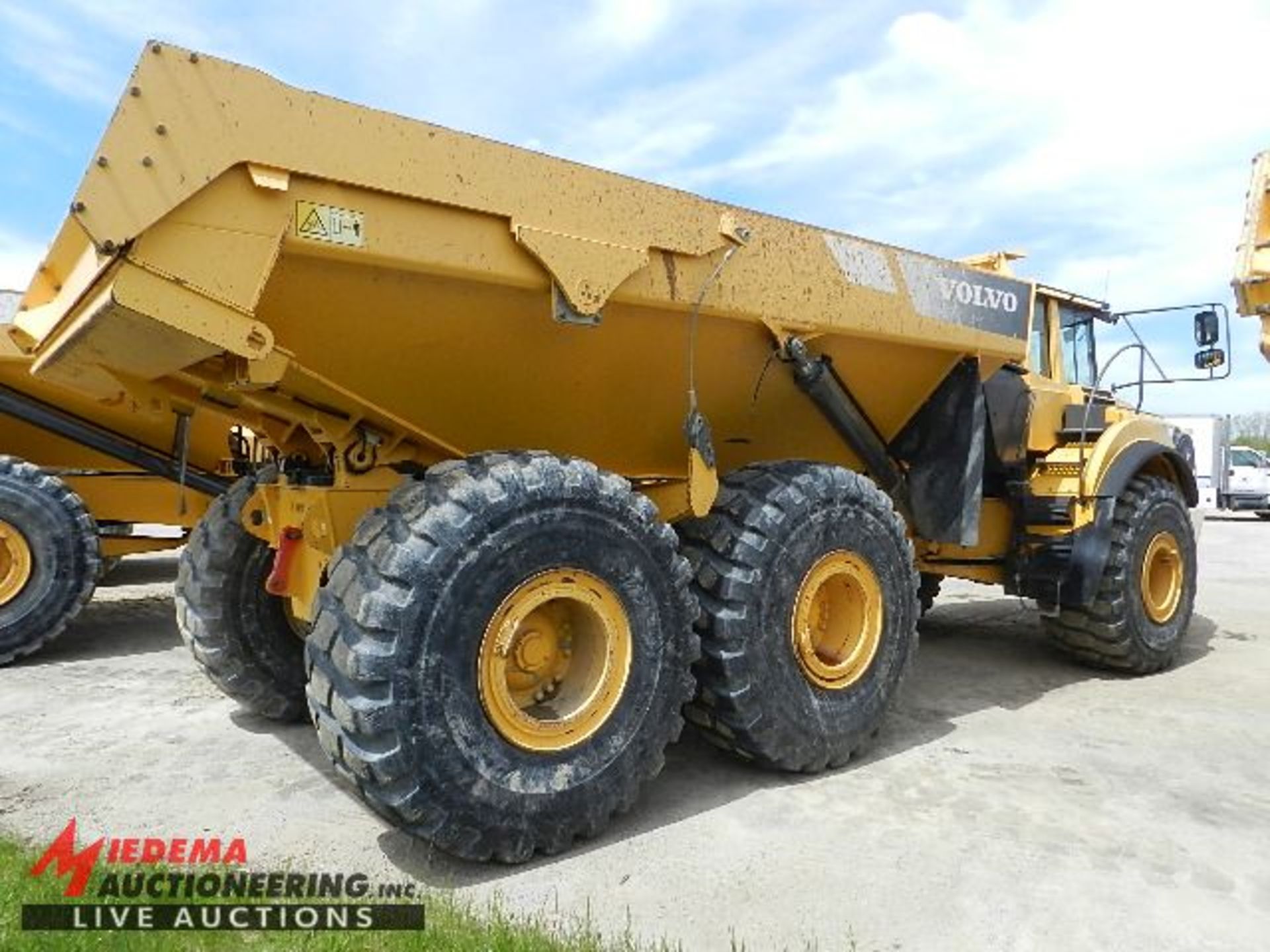 2012 VOLVO A40F ARTICULATED OFF ROAD DUMP TRUCK, 2,286 HOURS SHOWING, WITH TAILGATE, HEATED BOX, - Image 4 of 18