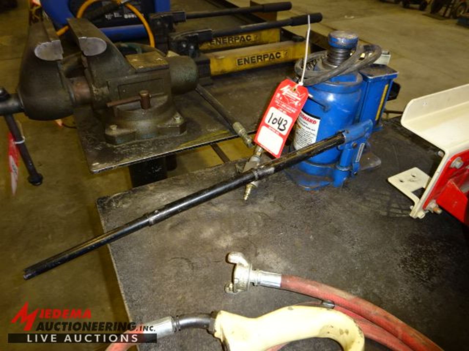 WESTWARD 5M453 20 TON AIR/MANUAL HYDRAULIC BOTTLE JACK - Image 4 of 4