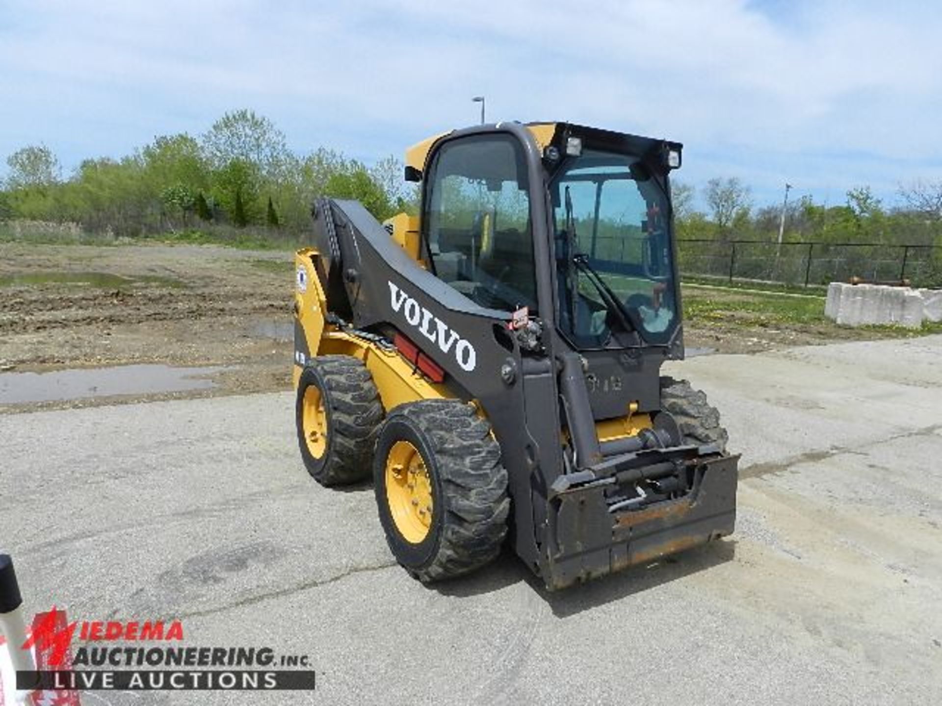 2014 VOLVO MC115C T4 WHEELED SKID STEER, DELUXE PACKAGE, 197 HOURS SHOWING, JOYSTICK CONTROL, 4 - Image 2 of 10