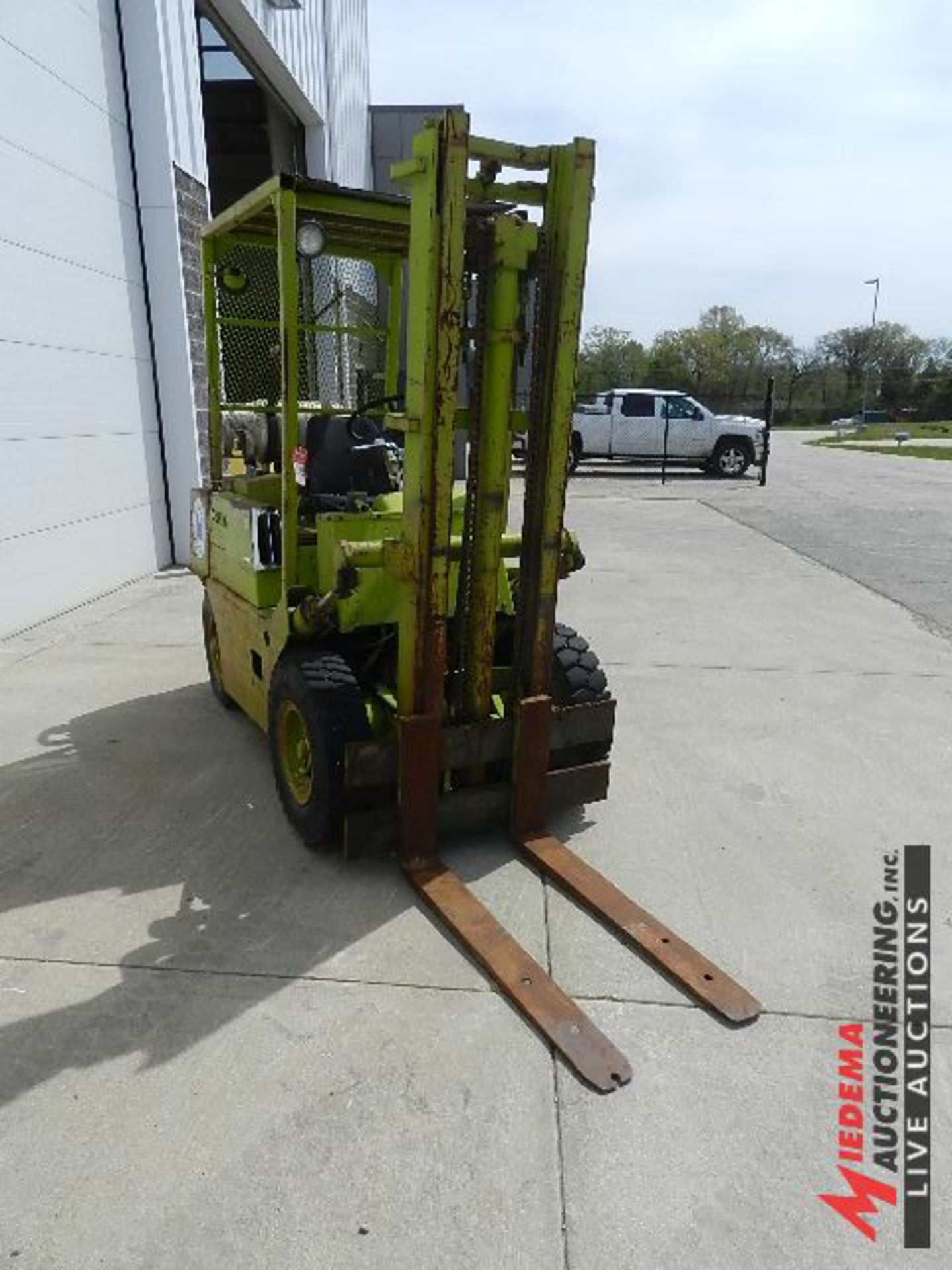 CLARK CFY50B LP FORKLIFT TRUCK, 5000 LB CAPACITY, 130'' MAX LIFT HEIGHT, SINGLE STAGE MAST, 42''