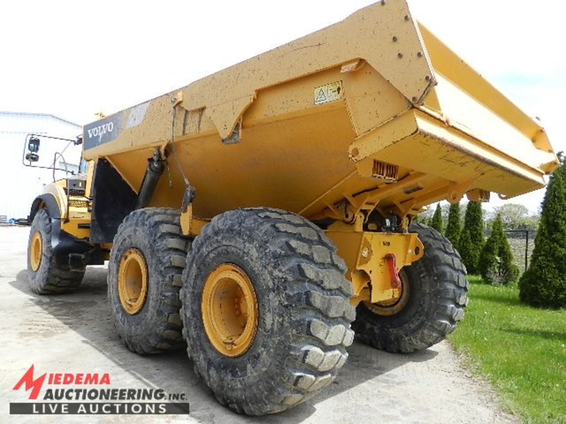 2012 VOLVO A40F ARTICULATED OFF ROAD DUMP TRUCK, 2,286 HOURS SHOWING, WITH TAILGATE, HEATED BOX, - Image 2 of 18