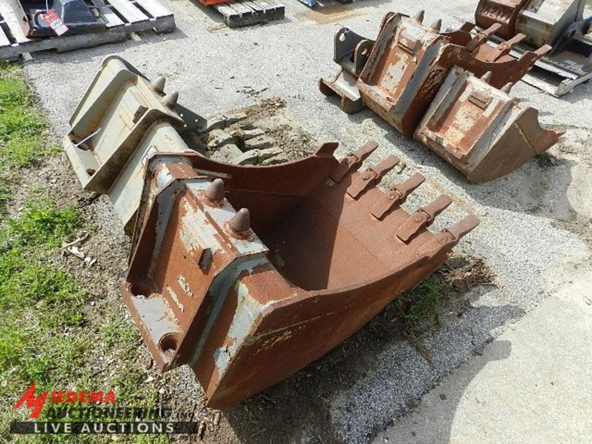 (2) ASSORTED BUCKETS (UNIT #26486162486) AND (1) D & B VOLVO ECR 88 ATTACHMENT PLATE - Image 3 of 3
