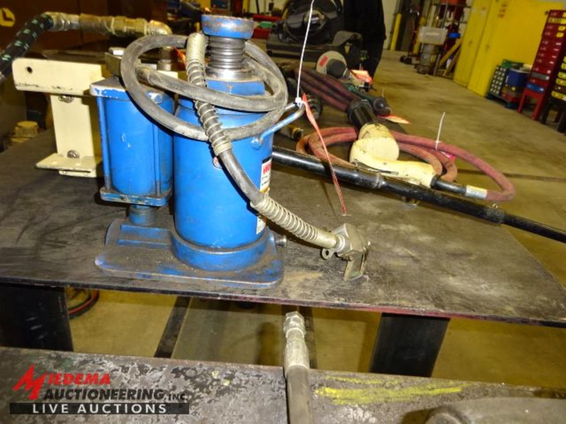 WESTWARD 5M453 20 TON AIR/MANUAL HYDRAULIC BOTTLE JACK - Image 3 of 4