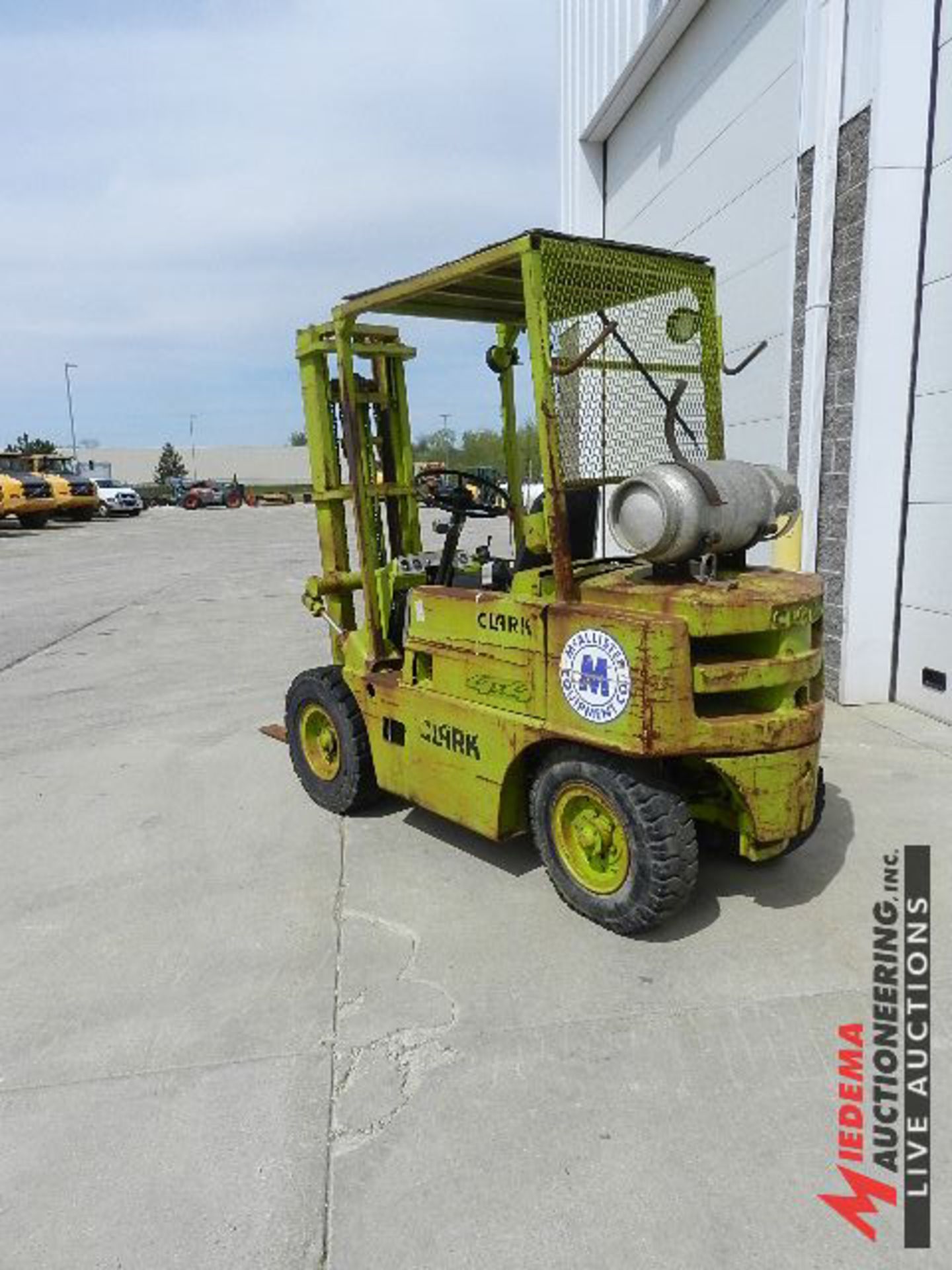 CLARK CFY50B LP FORKLIFT TRUCK, 5000 LB CAPACITY, 130'' MAX LIFT HEIGHT, SINGLE STAGE MAST, 42'' - Image 3 of 8