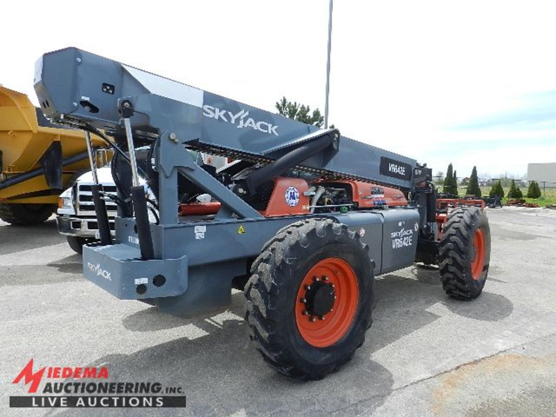2014 SKYJACK VR-642E EXTENDED BOOM OFF TERRAIN FORKLIFT, 485 HOURS SHOWING, 6000 LB CAPACITY, 42' - Image 3 of 12