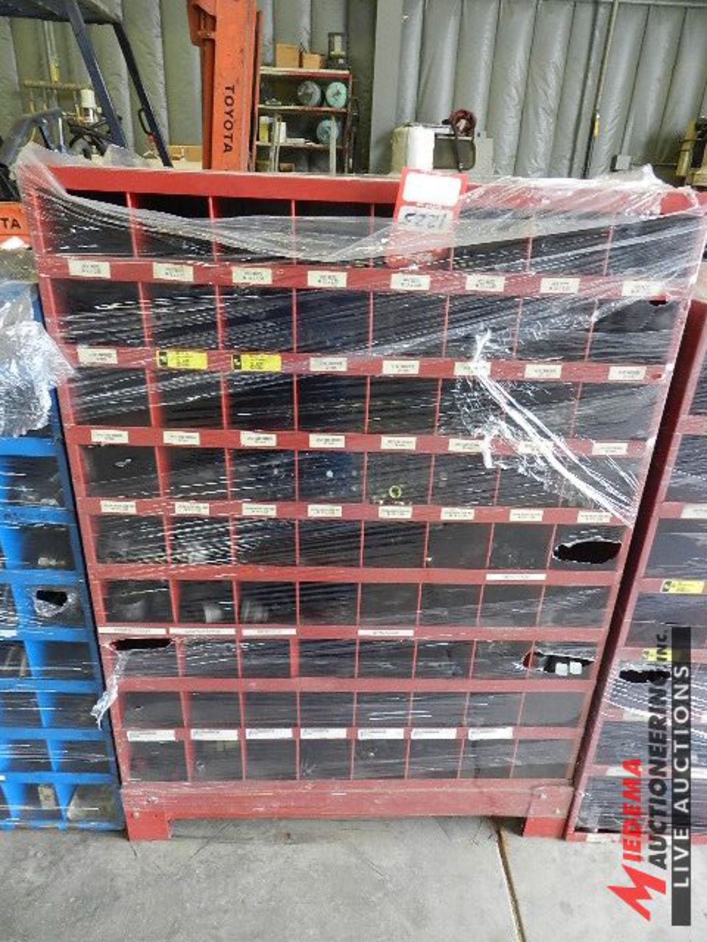 72 SLOT PARTS BIN WITH ASSORTED PIPE FITTINGS, NUTS, BOLTS AND WASHERS - Bild 3 aus 3