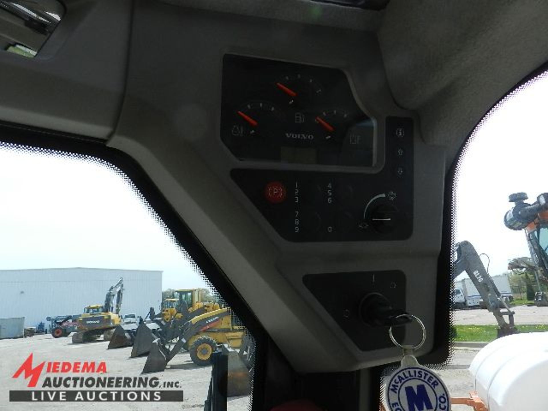 2014 VOLVO MC115C T4 WHEELED SKID STEER, DELUXE PACKAGE, 197 HOURS SHOWING, JOYSTICK CONTROL, 4 - Image 8 of 10