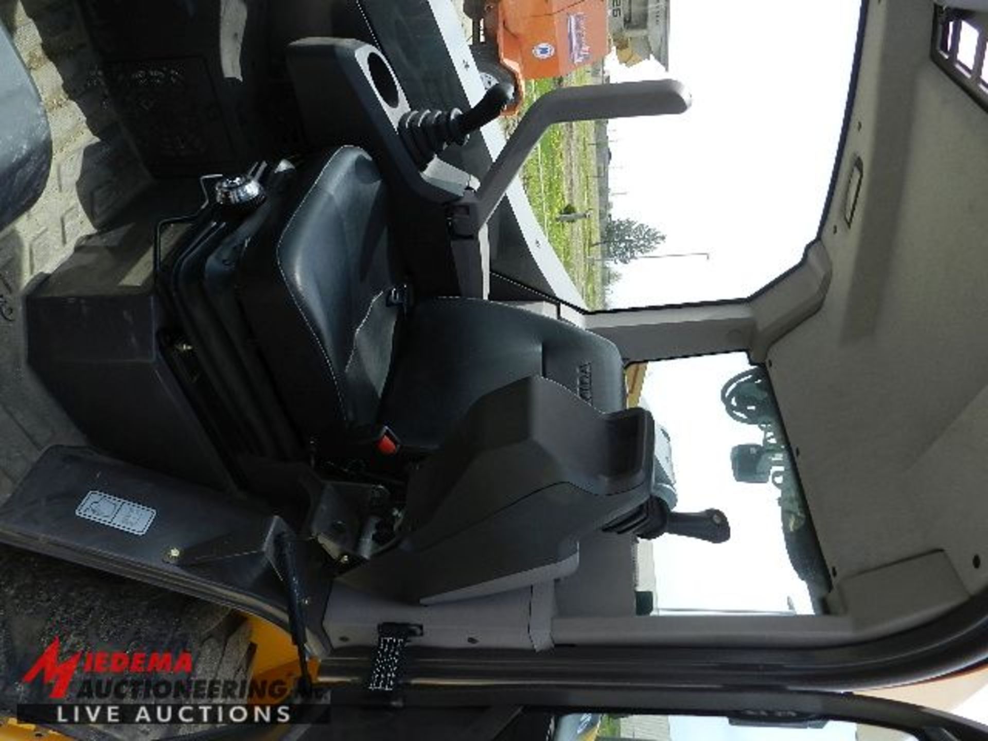 2014 VOLVO MC115C T4 WHEELED SKID STEER, DELUXE PACKAGE, 197 HOURS SHOWING, JOYSTICK CONTROL, 4 - Image 7 of 10