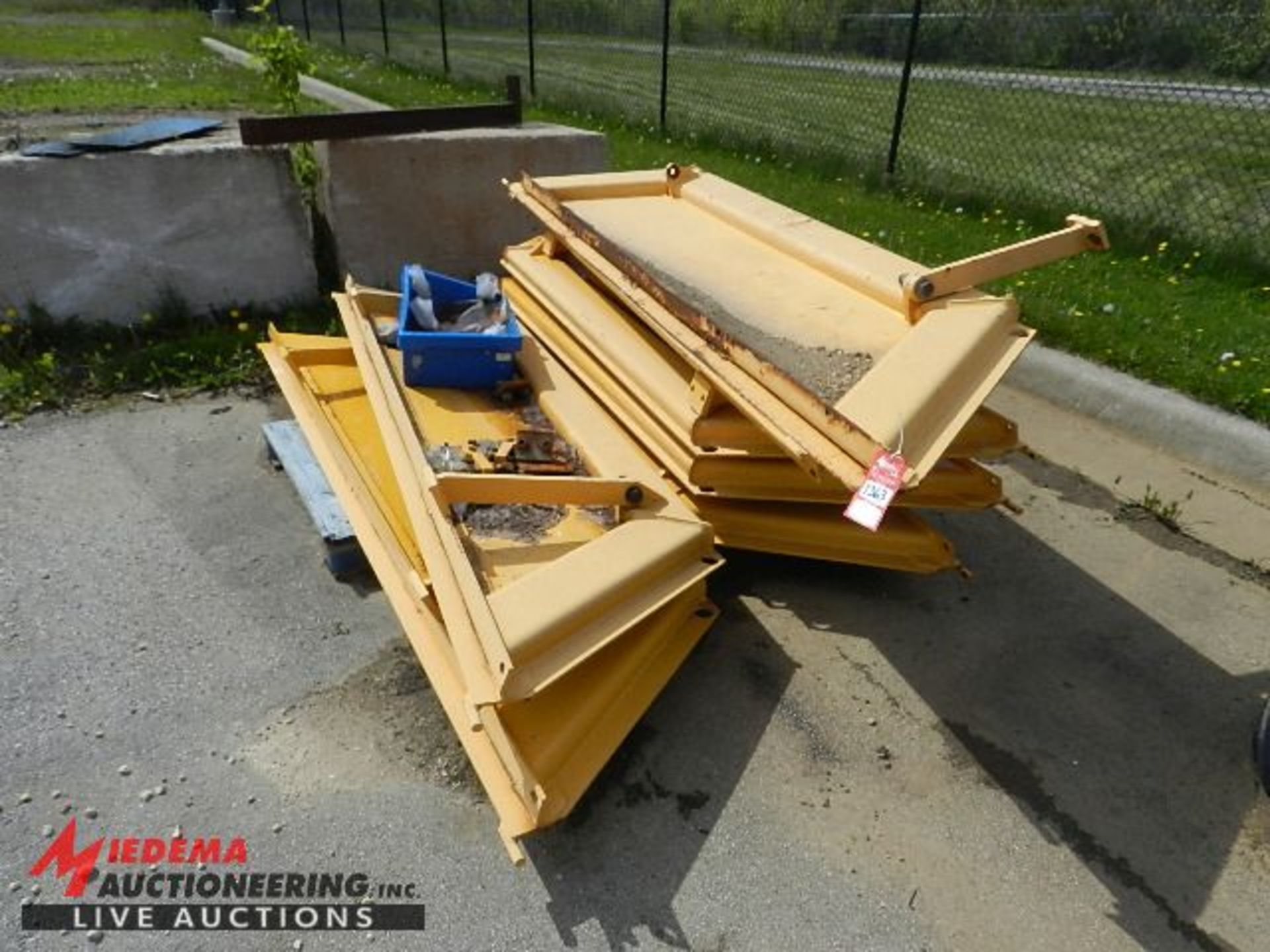 ASSORTED ARTICULATED DUMP TAILGATES