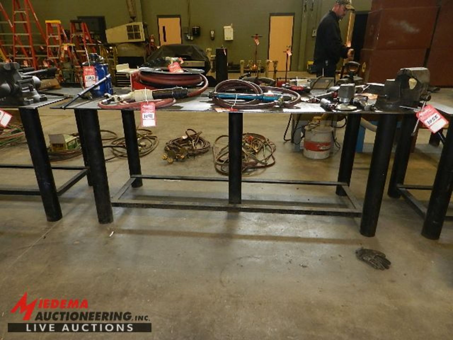 BABCO HEAVY DUTY STEEL WELDING TABLE, APPROX 7' LONG BY 36'' DEEP. 5'' HEAVY DUTY BENCH VISE - Image 2 of 3