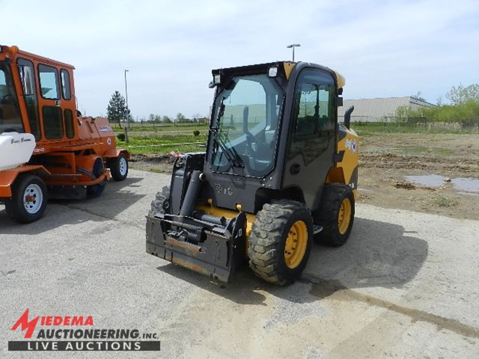 2014 VOLVO MC115C T4 WHEELED SKID STEER, DELUXE PACKAGE, 197 HOURS SHOWING, JOYSTICK CONTROL, 4