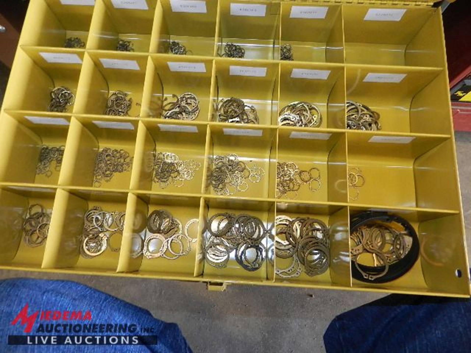 4 DRAWER PARTS BIN ORGANIZERS WITH ASSORTED ITEMS, INCLUDES WING NUTS, COTTER PINS, RIVETS, AIR - Bild 4 aus 4