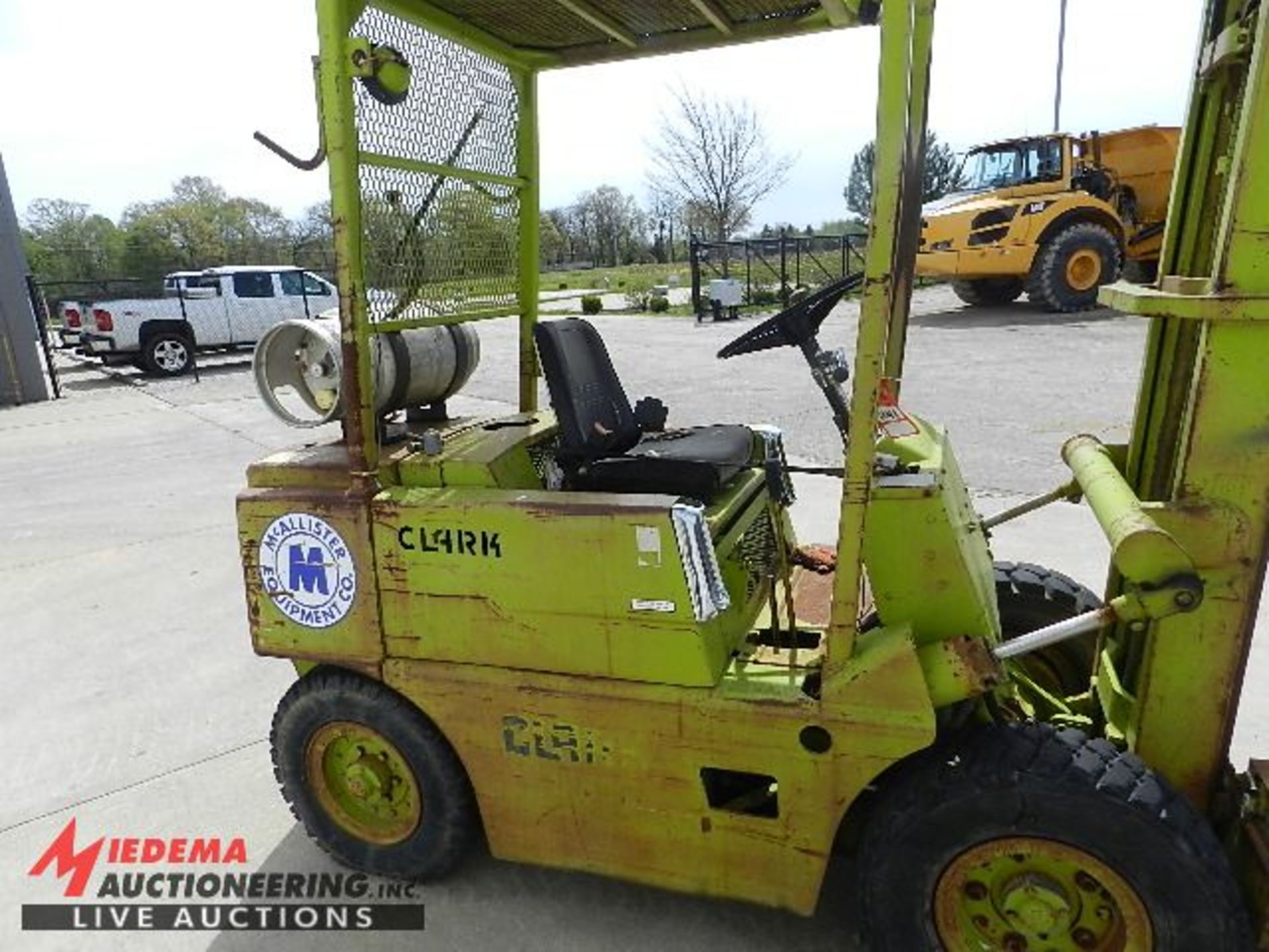 CLARK CFY50B LP FORKLIFT TRUCK, 5000 LB CAPACITY, 130'' MAX LIFT HEIGHT, SINGLE STAGE MAST, 42'' - Image 6 of 8