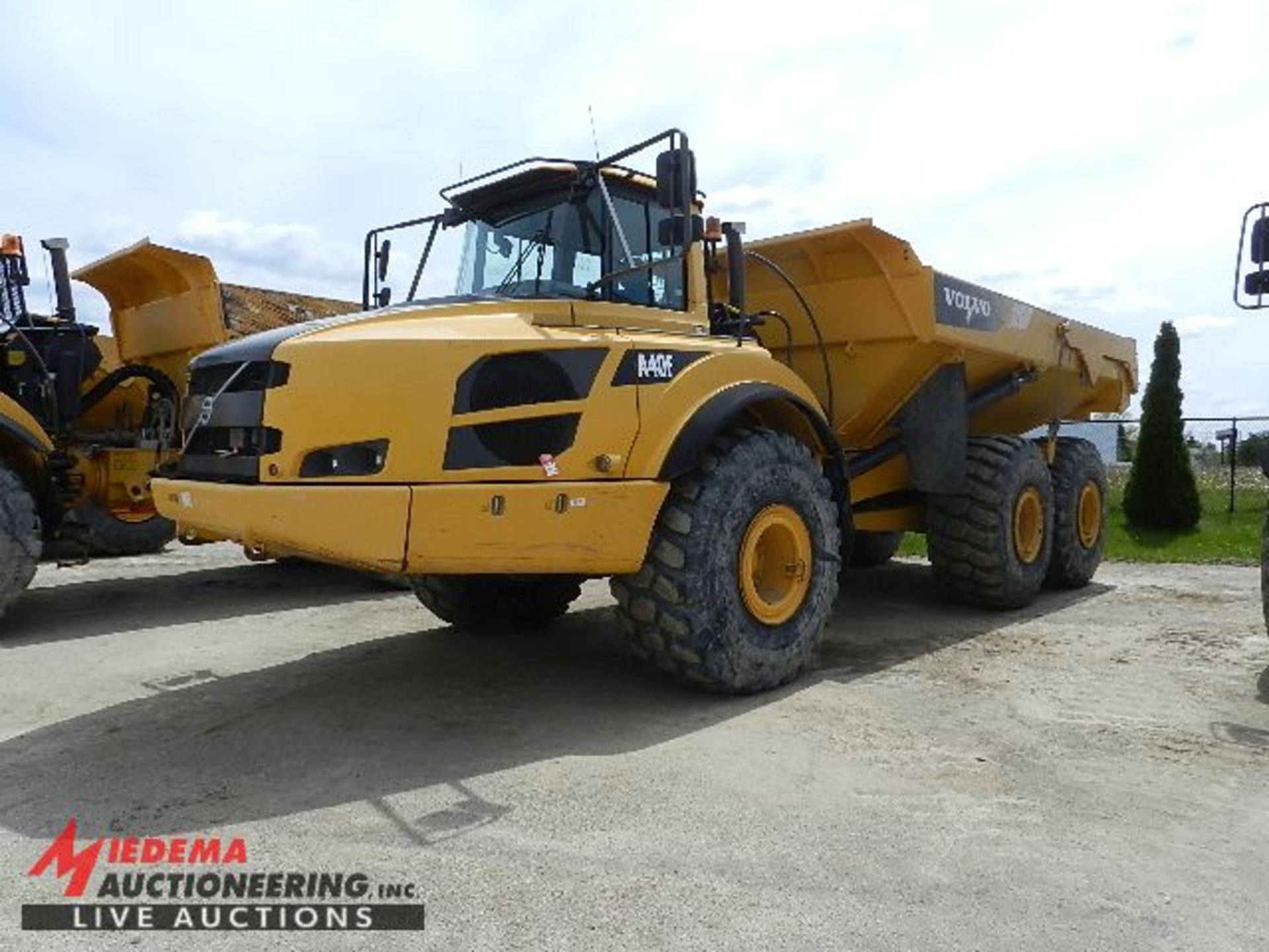 2012 VOLVO A40F ARTICULATED OFF ROAD DUMP TRUCK, 2,286 HOURS SHOWING, WITH TAILGATE, HEATED BOX,