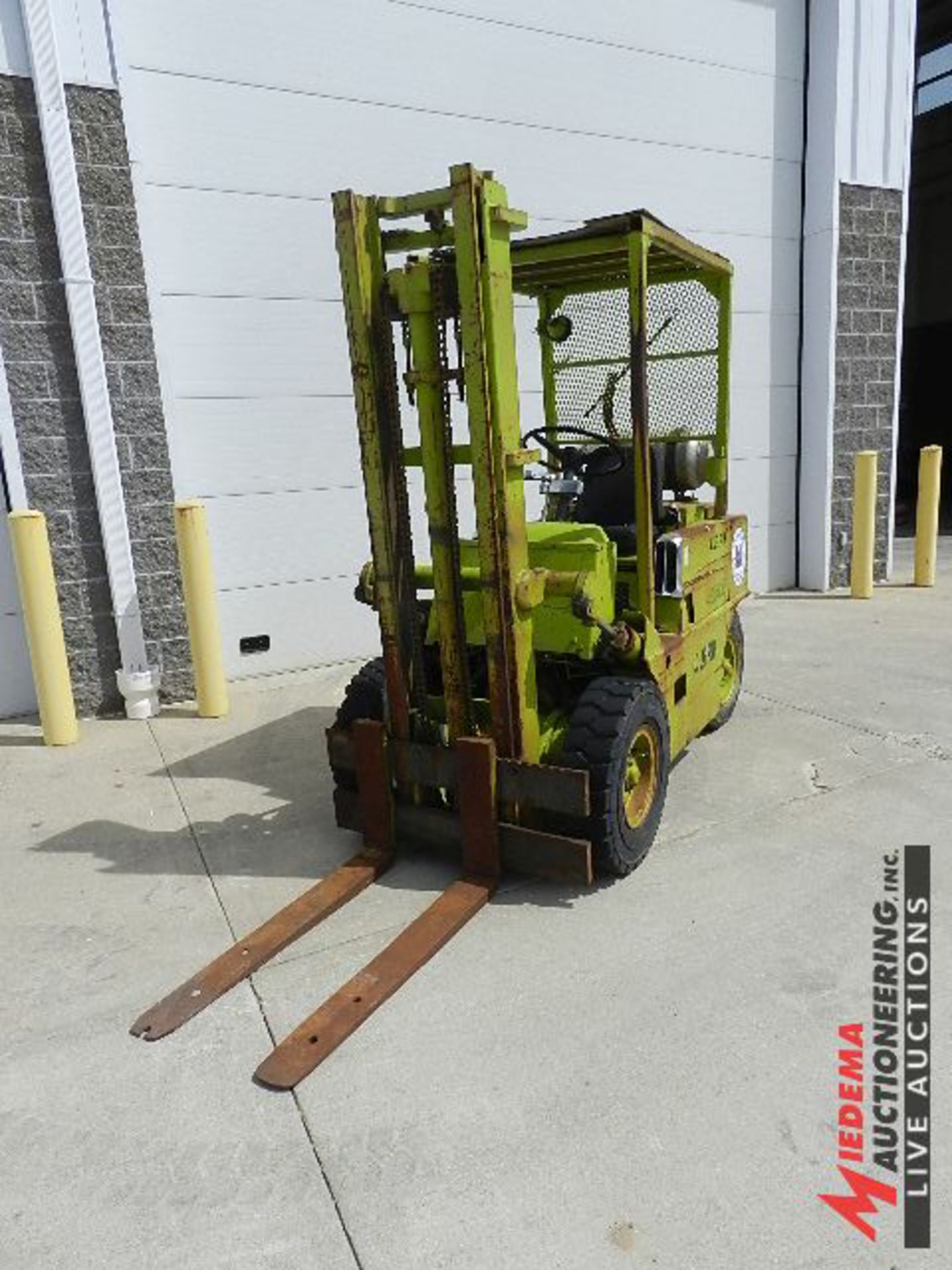 CLARK CFY50B LP FORKLIFT TRUCK, 5000 LB CAPACITY, 130'' MAX LIFT HEIGHT, SINGLE STAGE MAST, 42'' - Image 2 of 8