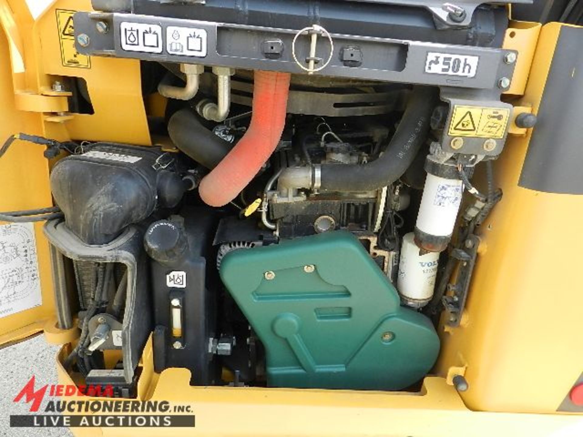 2014 VOLVO MC115C T4 WHEELED SKID STEER, DELUXE PACKAGE, 197 HOURS SHOWING, JOYSTICK CONTROL, 4 - Image 5 of 10