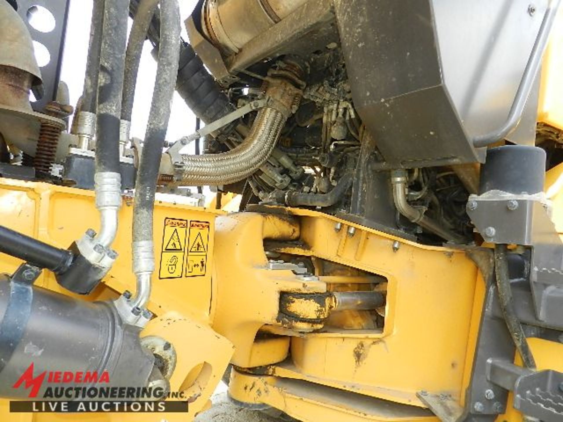 2012 VOLVO A40F ARTICULATED OFF ROAD DUMP TRUCK, 2,286 HOURS SHOWING, WITH TAILGATE, HEATED BOX, - Image 16 of 18