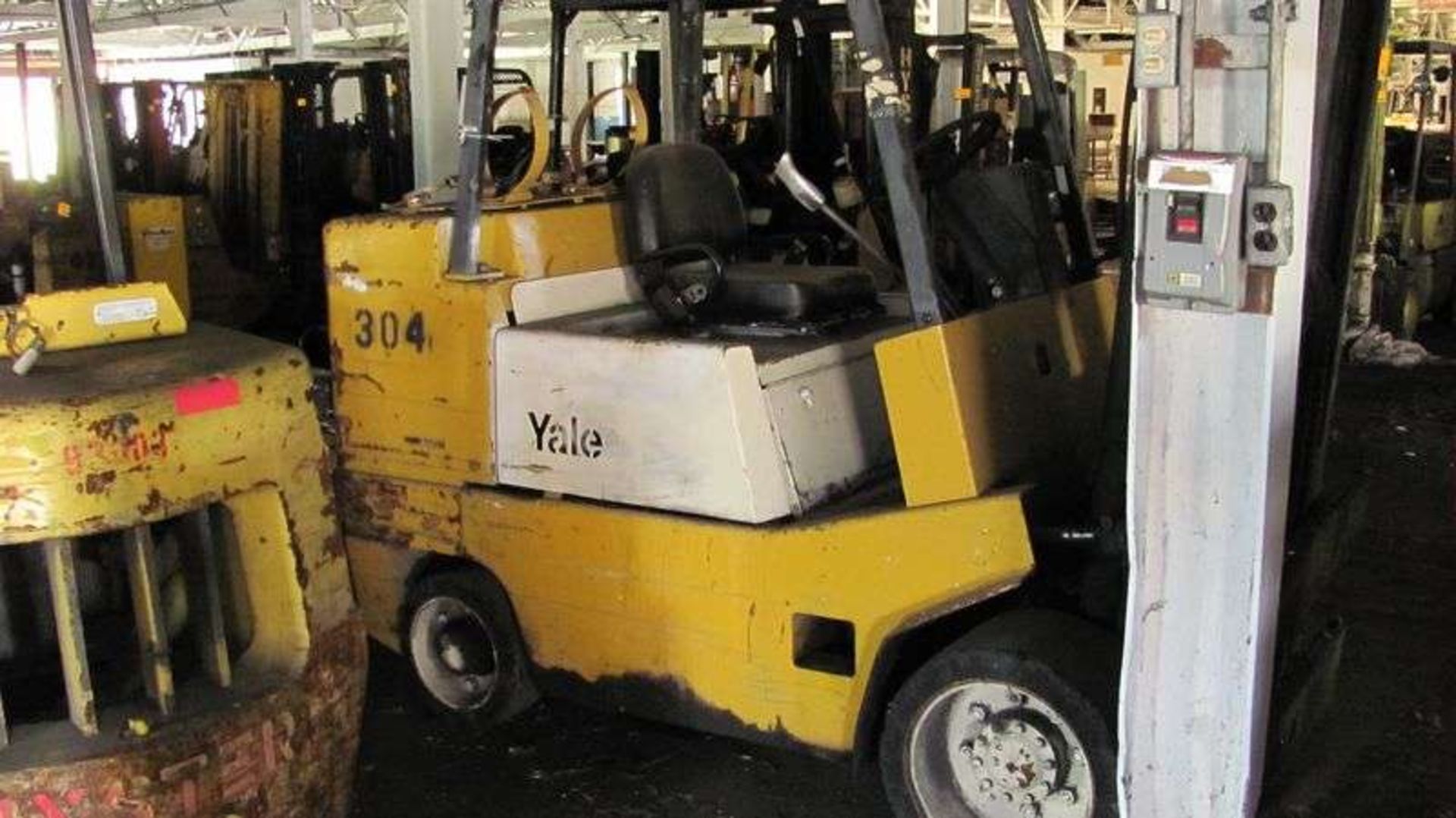 Yale GLC100LCJ5BSL4S Forklift - Image 2 of 3