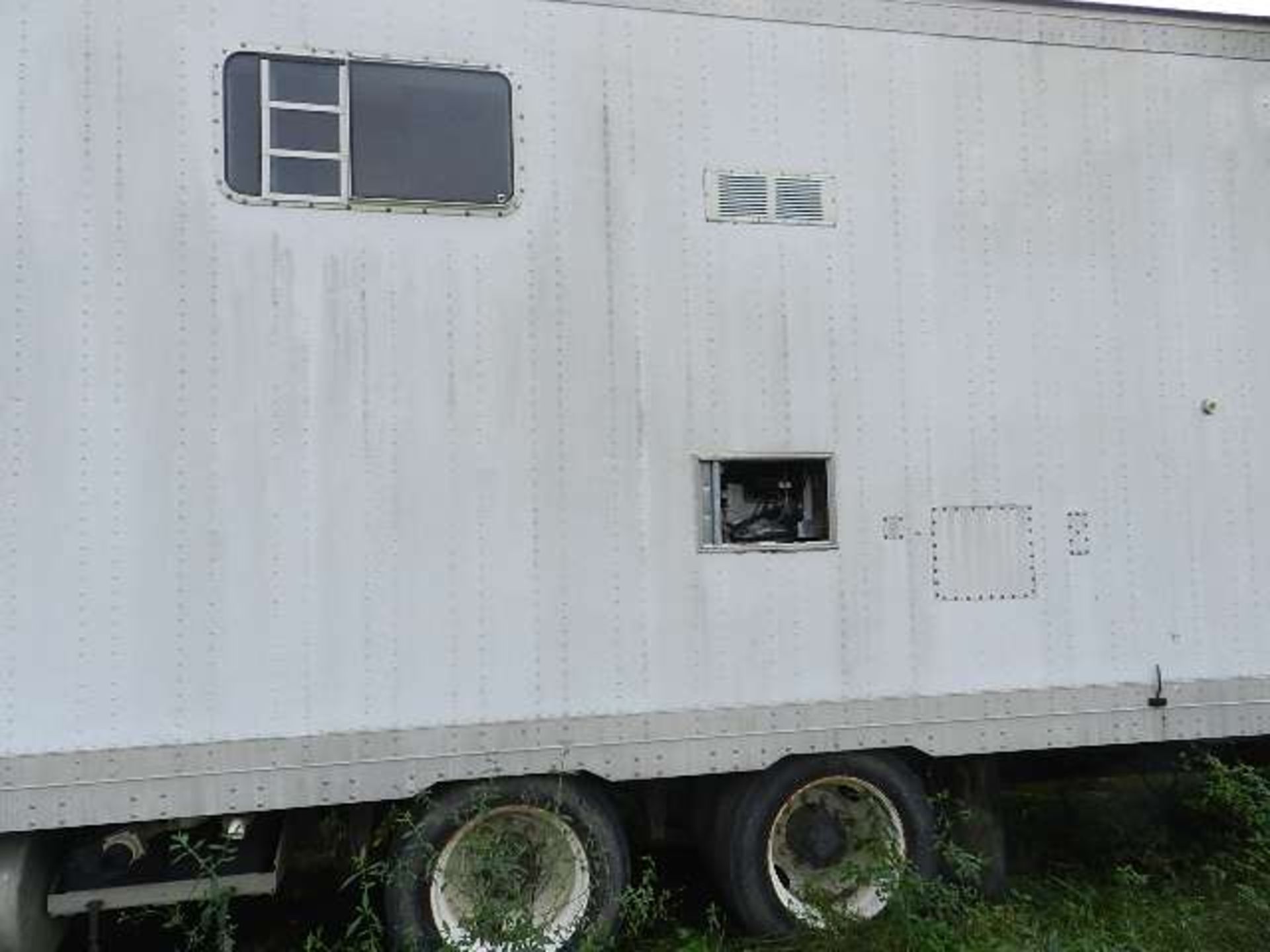 1993 Freightliner Cab over Semi - Image 3 of 32