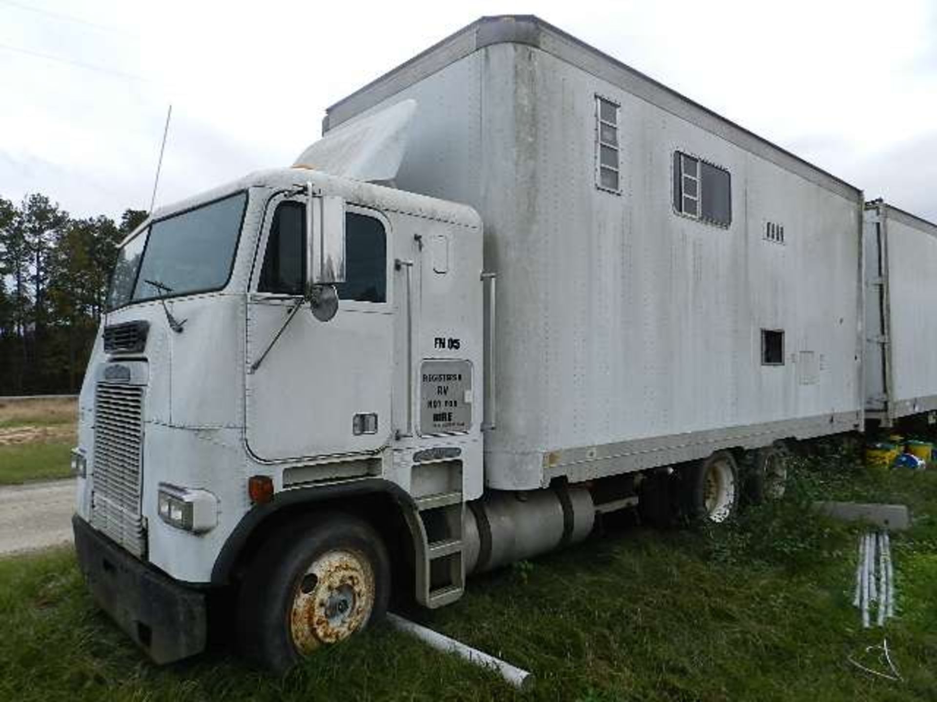 1993 Freightliner Cab over Semi - Image 2 of 32