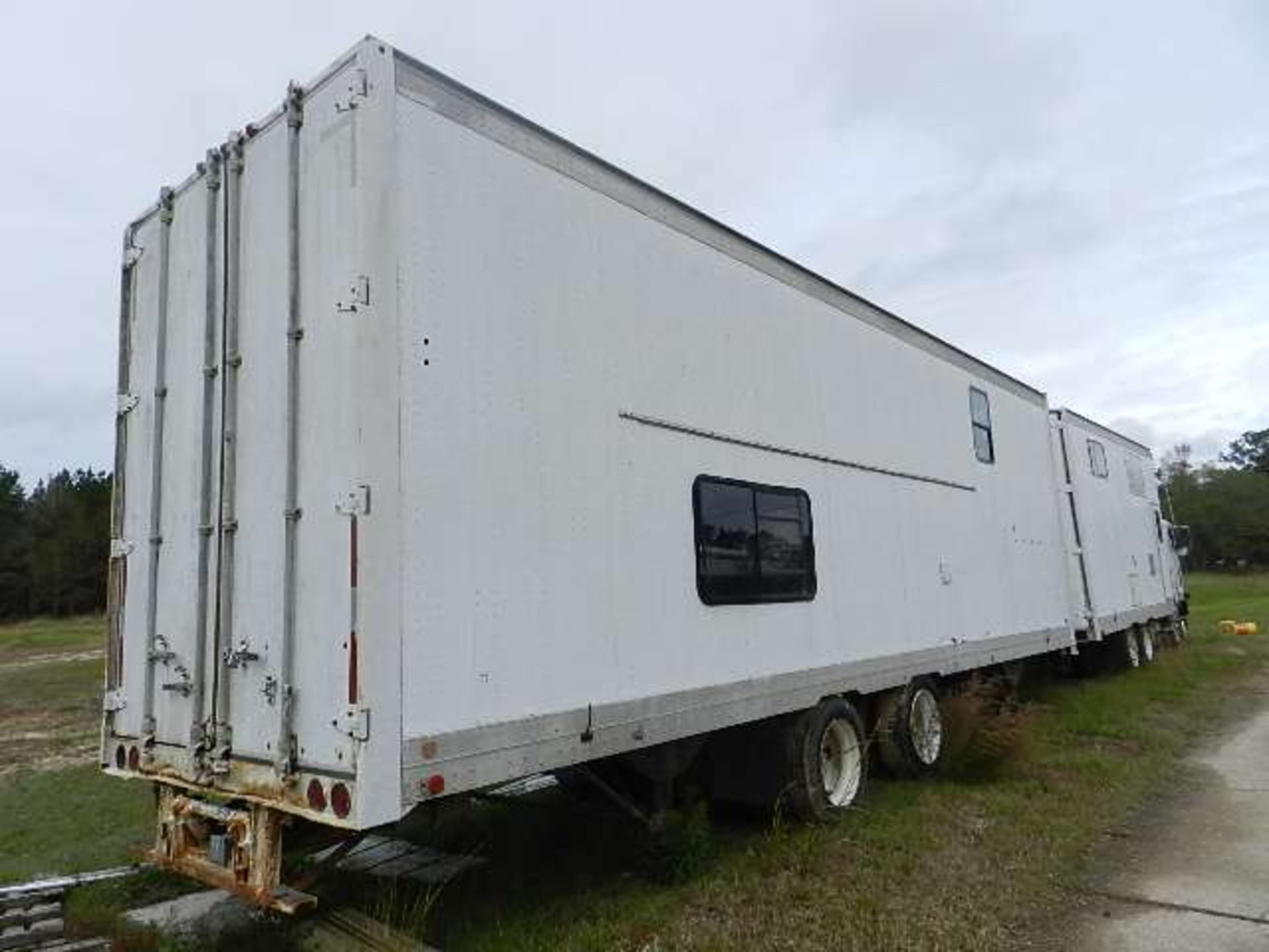 1993 Freightliner Cab over Semi - Image 9 of 32