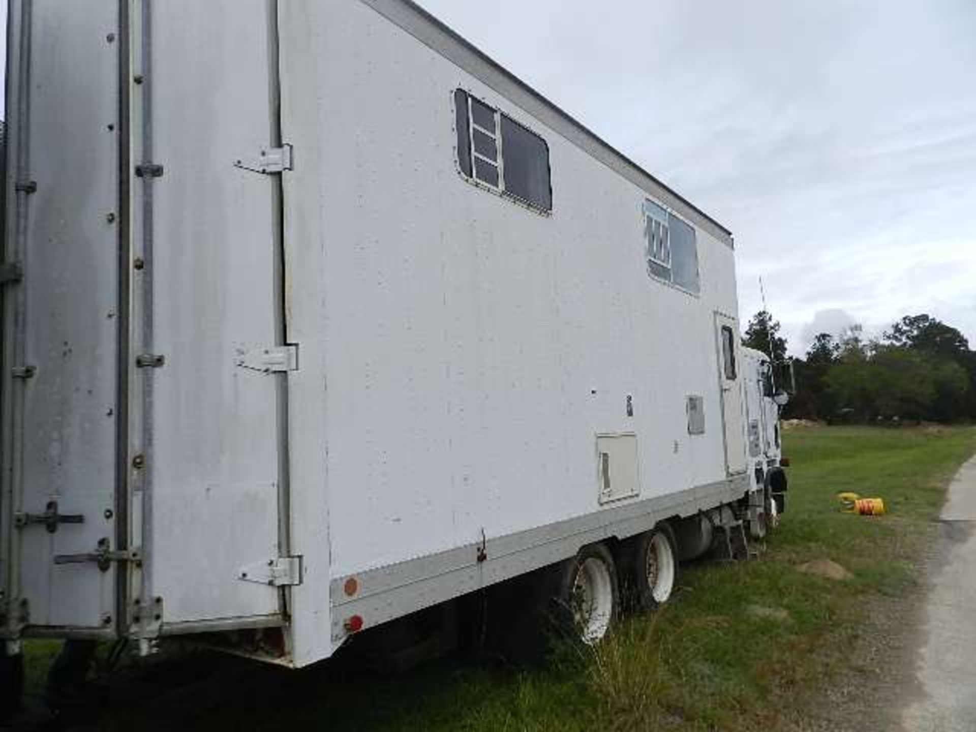 1993 Freightliner Cab over Semi - Image 11 of 32