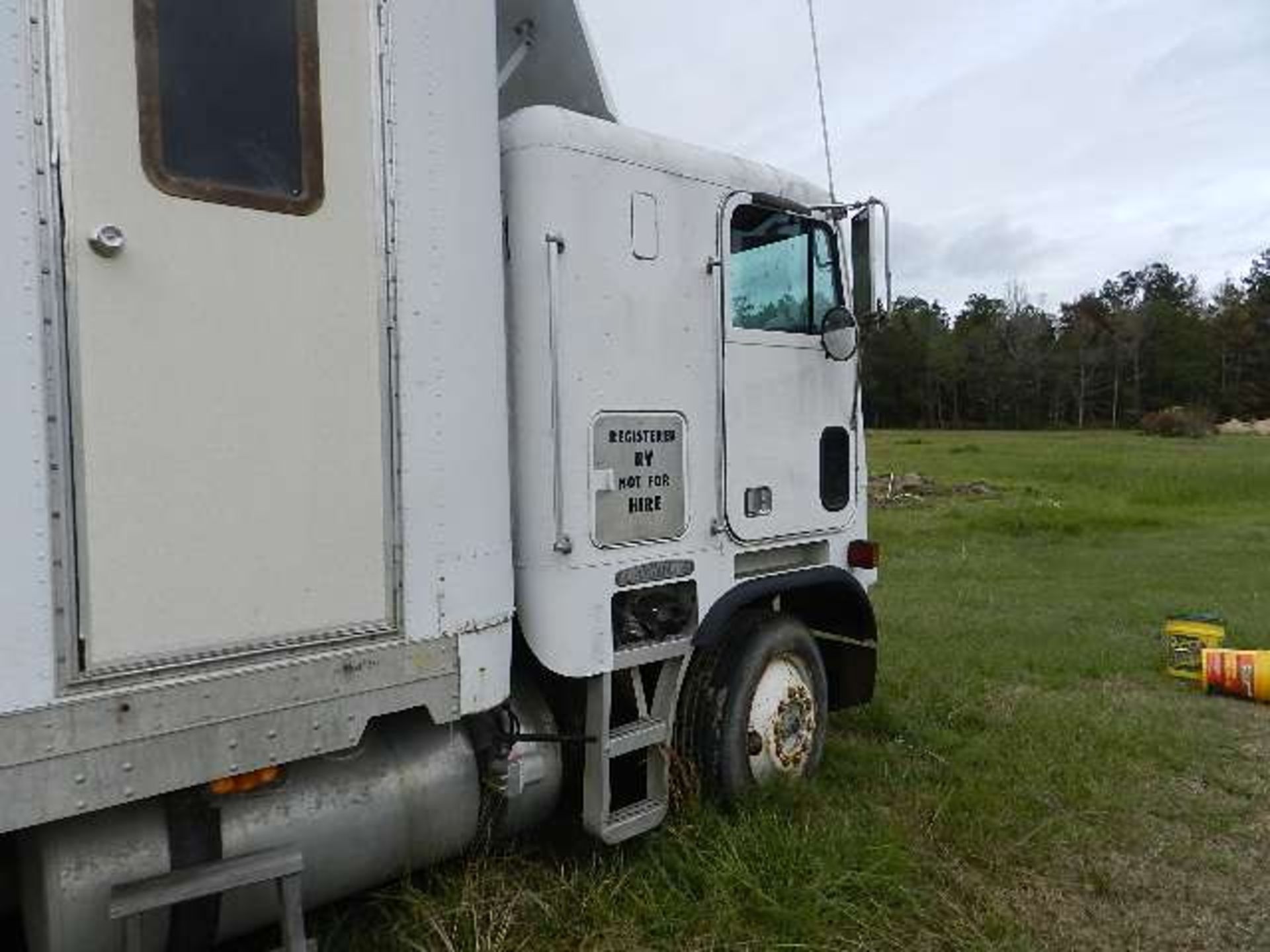 1993 Freightliner Cab over Semi - Image 12 of 32