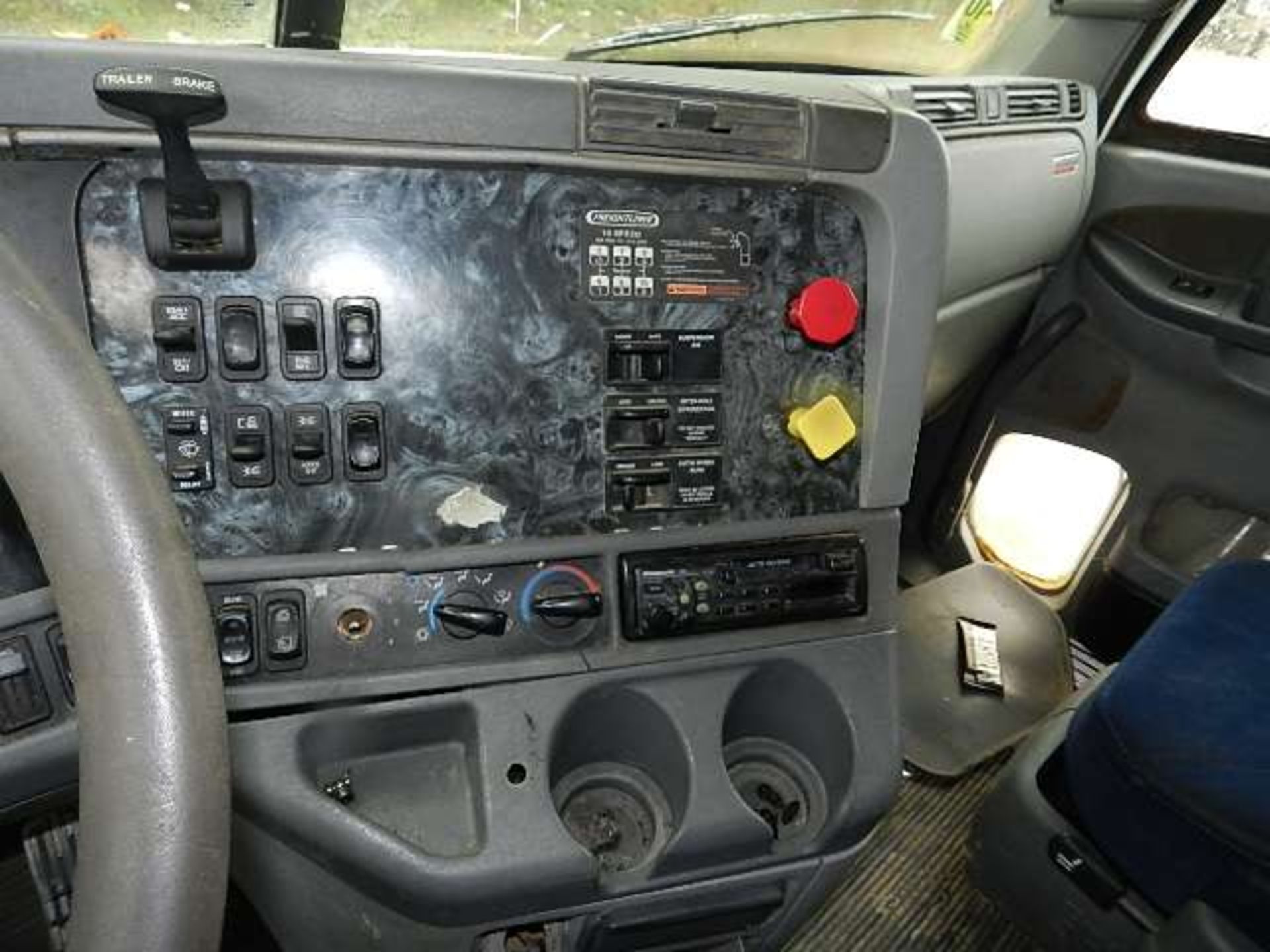 2002 Freightliner Semi-tractor - Image 11 of 26