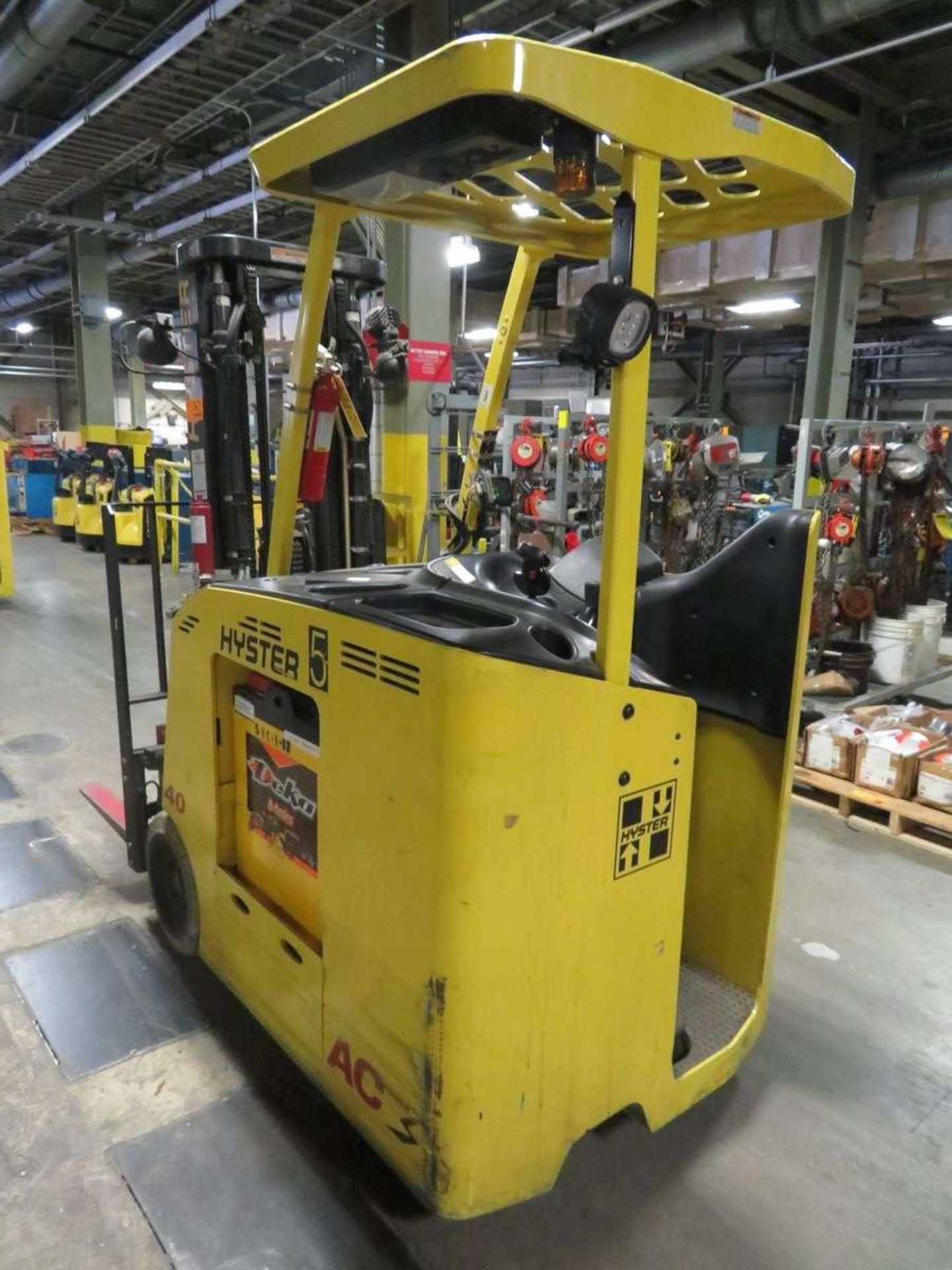 Hyster E40HSD2-21 36V Electric Stand-Up Fork Truck - Image 4 of 8