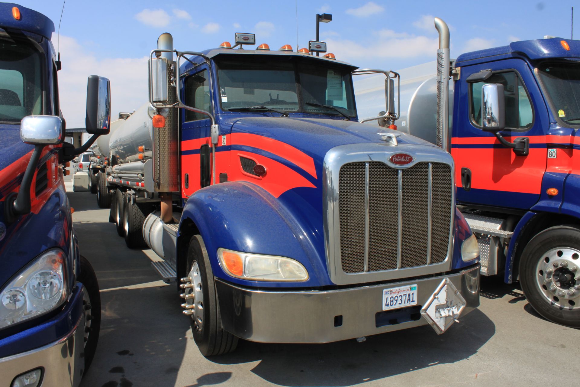 (Fontana) 2011 Peterbilt 384 Tank Truck, 1995 Weld-It 4,500 Gallon Single Compartment Tank Body, - Bild 2 aus 8