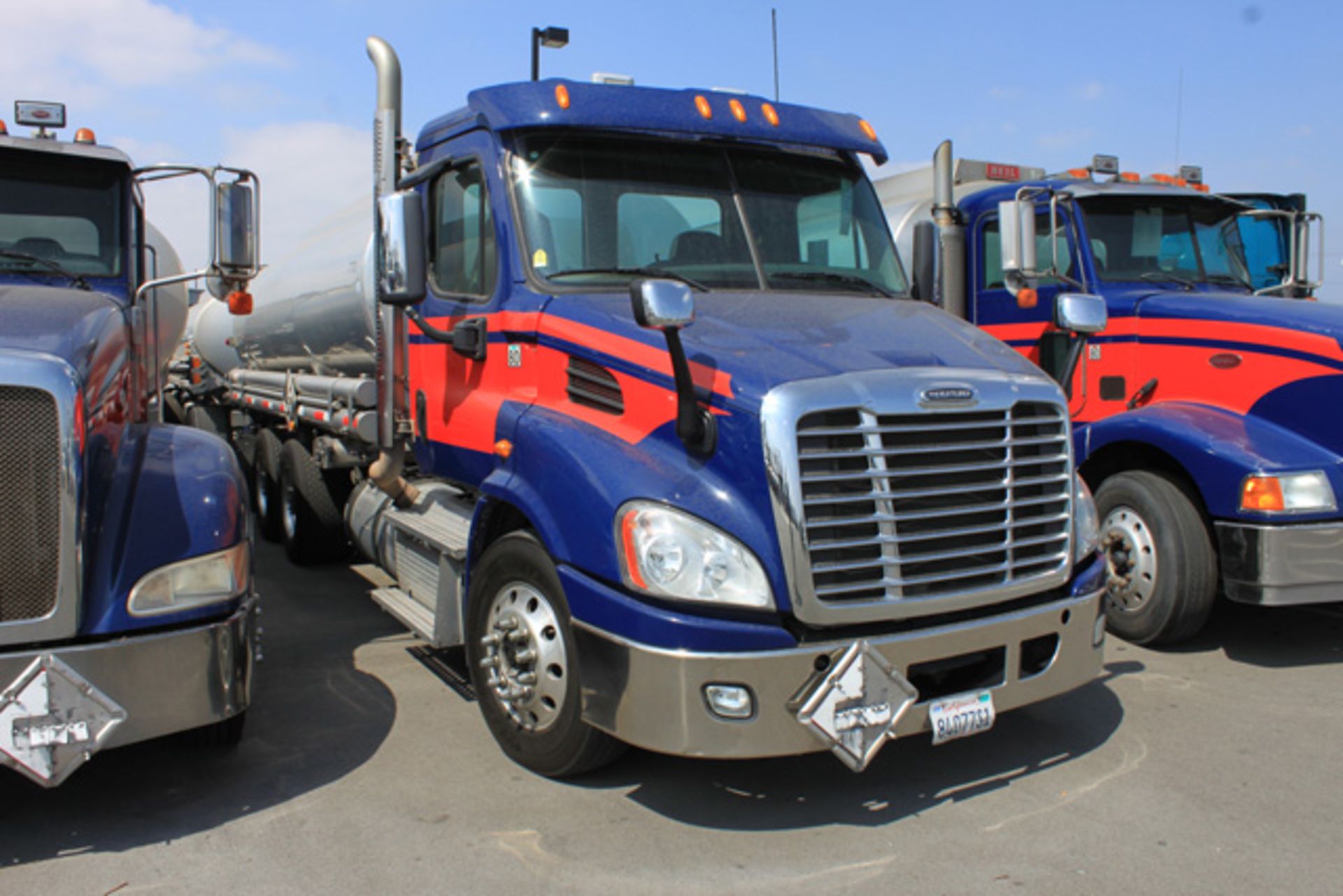 (Fontana) 2014 Freightliner Cascadia Tank Truck, 2004 Heil 4,272 Gallon Single Compartment Tank - Bild 3 aus 8