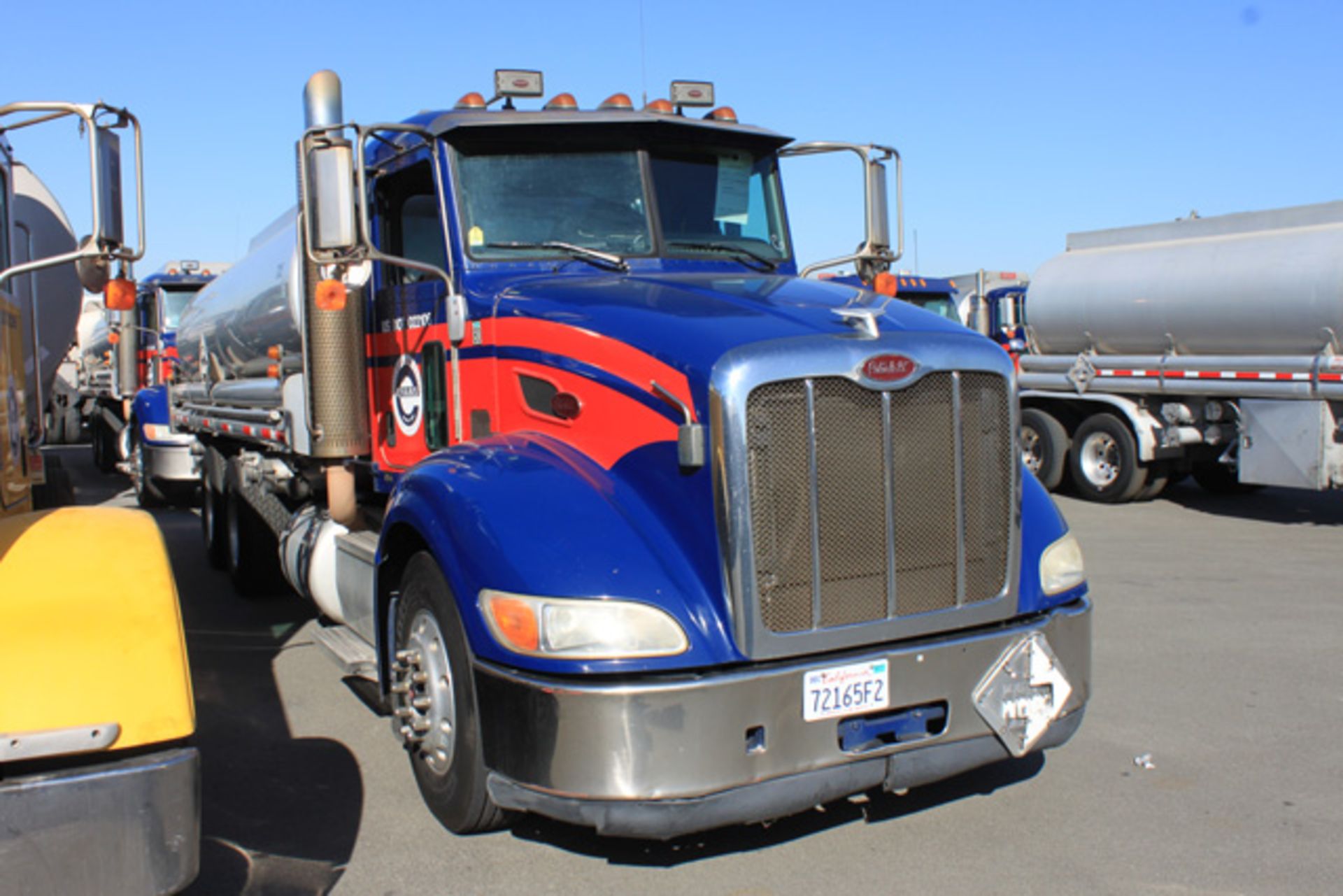 (Fontana) 2011 Peterbilt 384 Tank Truck, 1996 Weld-It 4,640 Gallon Single Compartment Tank Body, - Bild 2 aus 8